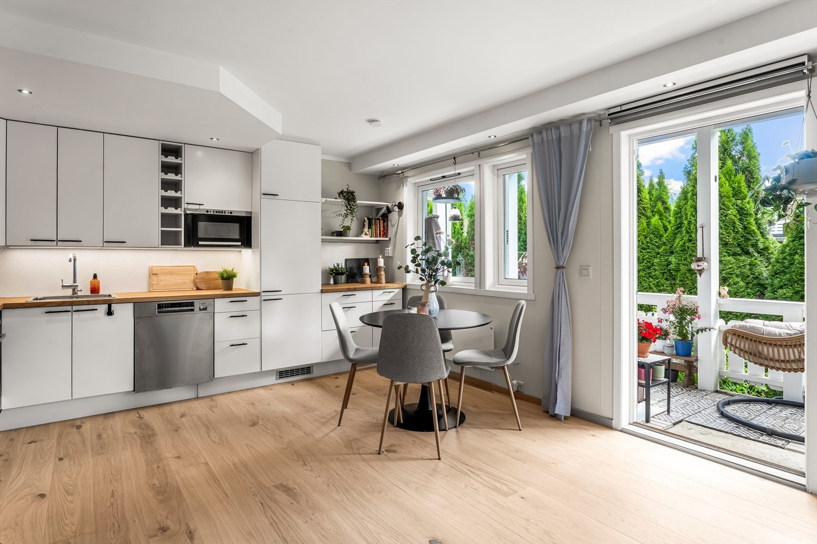 Moderne og funksjonelt kjøkken med god skap- og benkeplass. Galleribilde