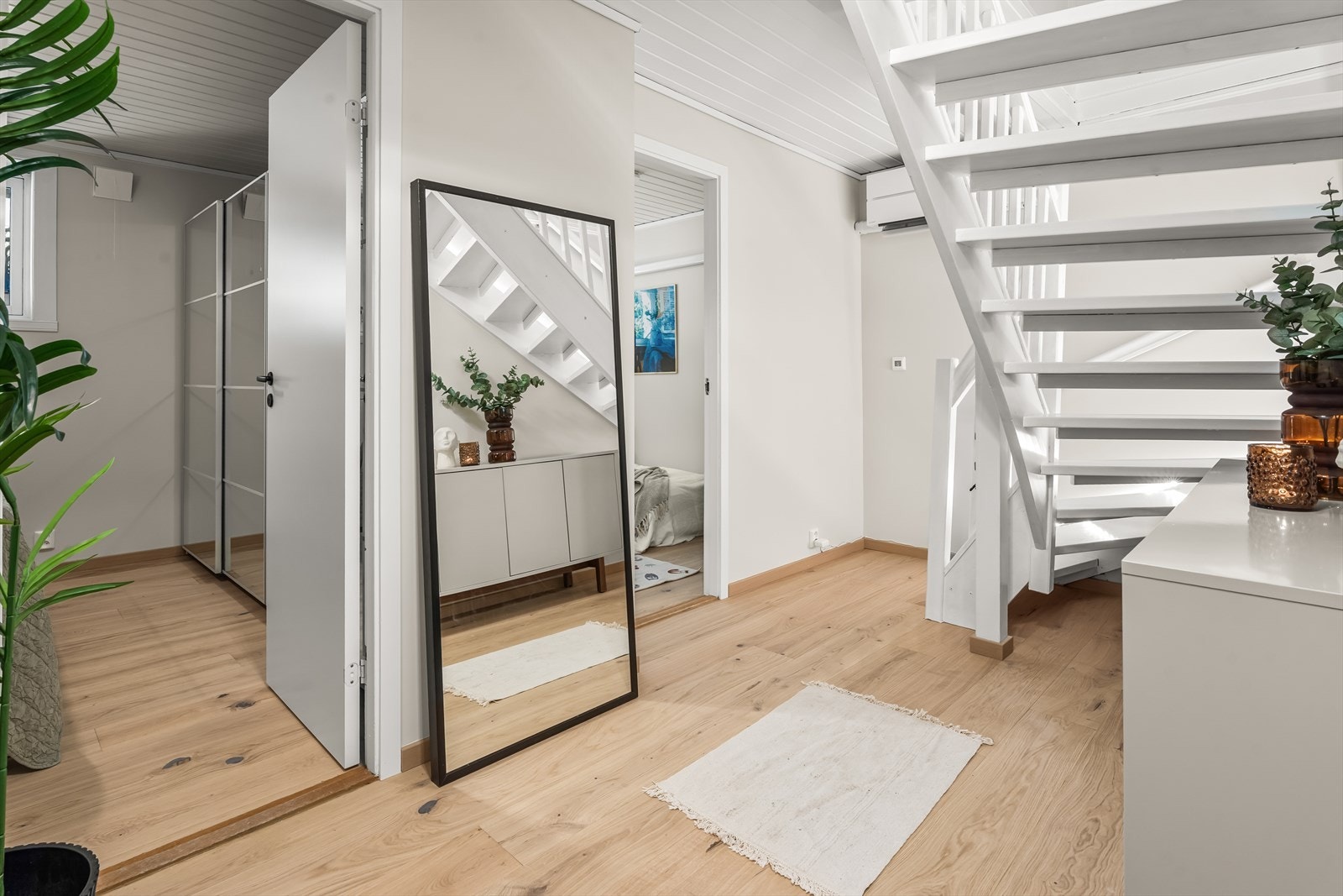Kjelleren består av gang, 3 soverom, bad og bod. Galleribilde