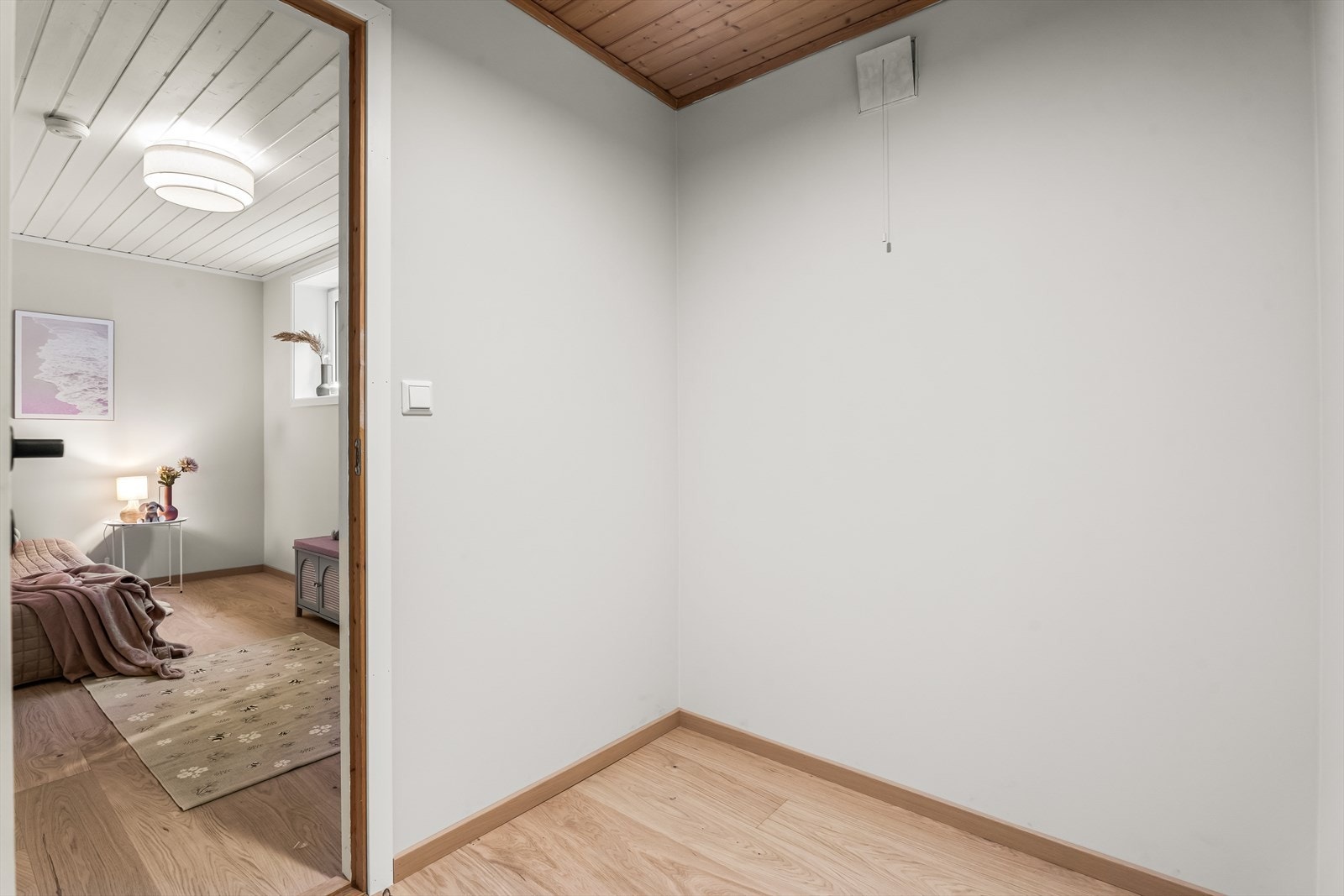 Denne boden gjør det enkelt å holde boligen ryddig og organisert, samtidig som du har lett tilgang til alt du trenger. Galleribilde