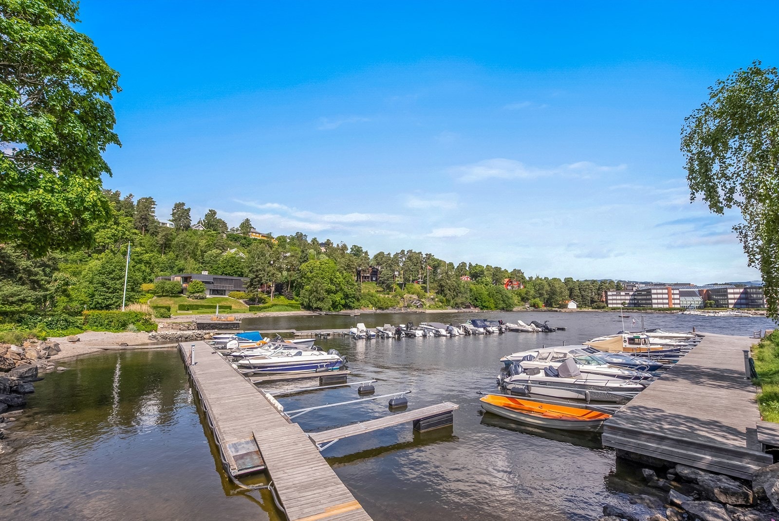 Lysaker Brygge er også et populært anlegg om sommeren, hvor man kan nyte en fin middag eller lunsj med sjøutsikt og handle i hyggelige butikker langs bryggen. Galleribilde