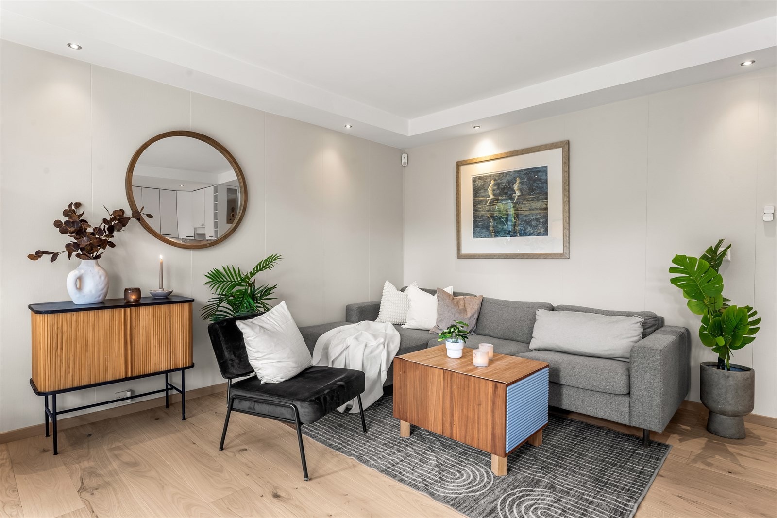 Innfelte downlights i himlingskasse i stue og kjøkken bidrar til en behagelig belysning og understreker boligens moderne preg. Galleribilde