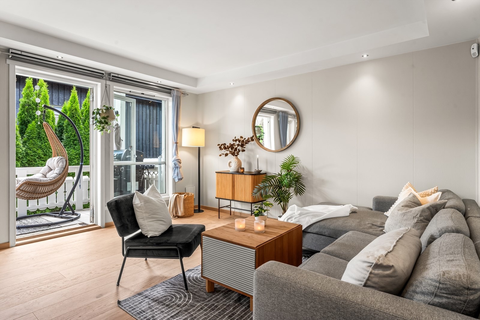 Den gode planløsningen gir fleksible møbleringsmuligheter med naturlige soner for både sofagruppe, TV-møblement og spisebord med tilhørende stoler. Galleribilde