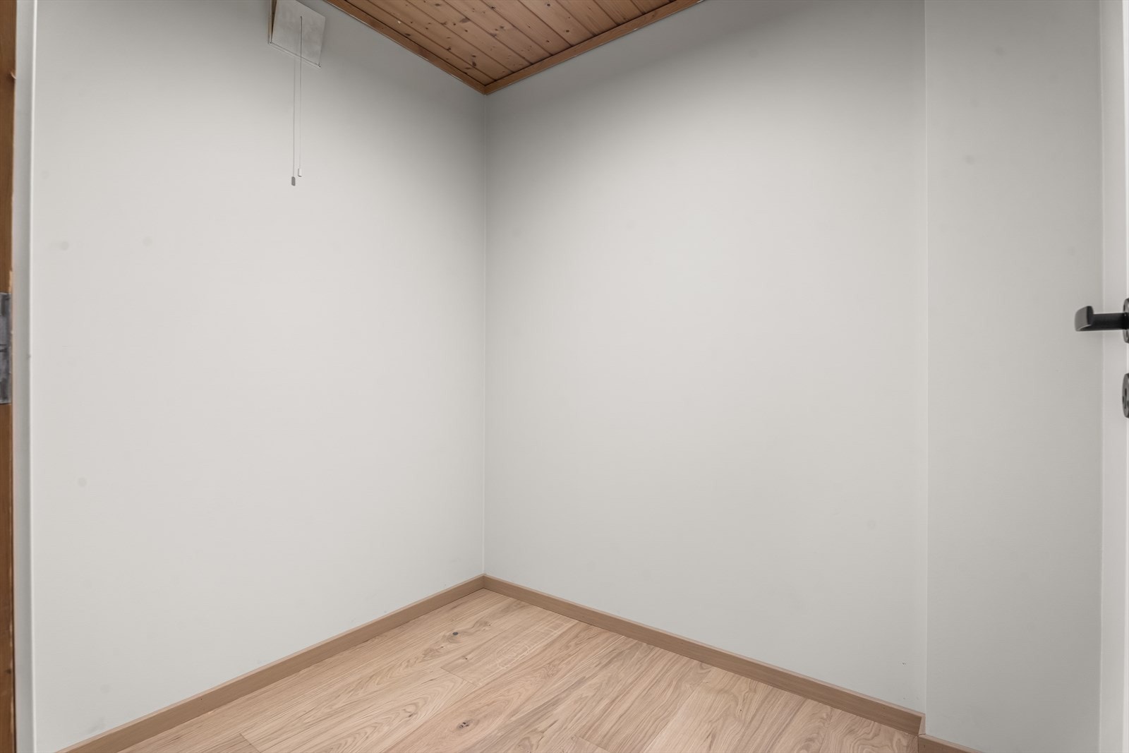 Boligen har en praktisk innvendig bod med god plass til klær, sko og annet utstyr. Galleribilde