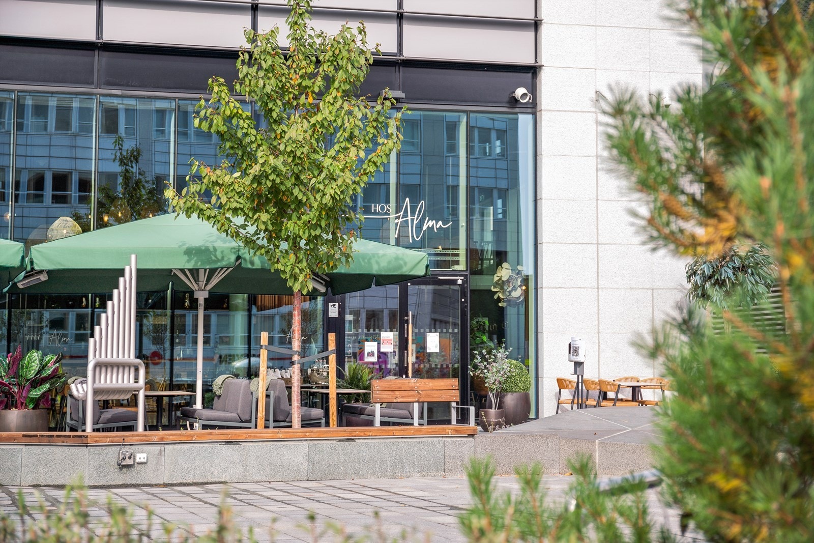 "Hos Alma" på Harbitz Torg er spesielt populært spisested Galleribilde