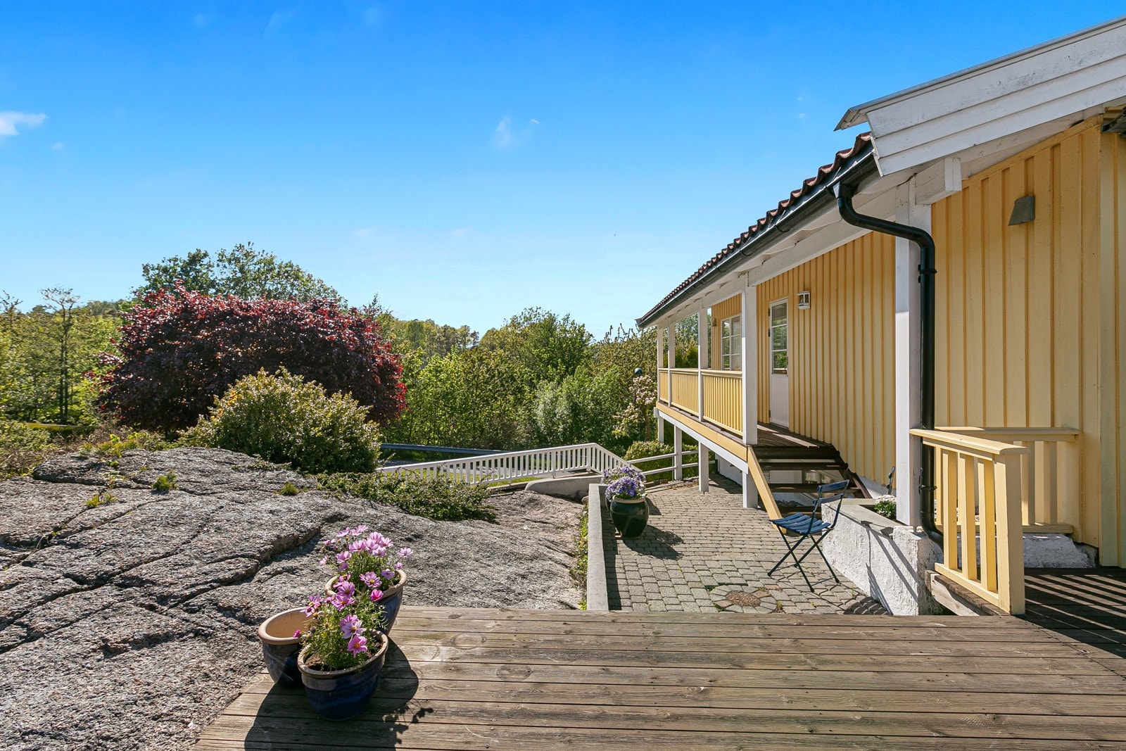Tomten er opparbeidet med trapper og nivåer som følger det naturlige terrenget. Galleribilde