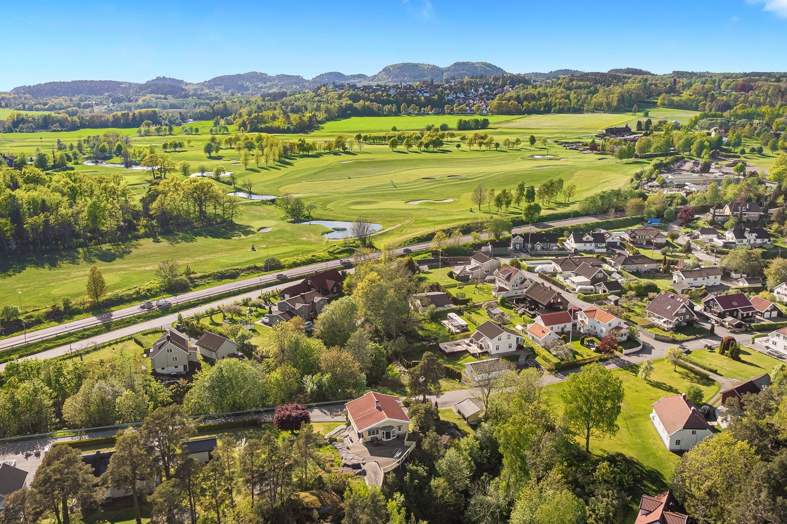 En av landets beste golfklubber ligger kun et kort spasertur unna. Her er det både 18-hull og 9-hulls bane. Galleribilde