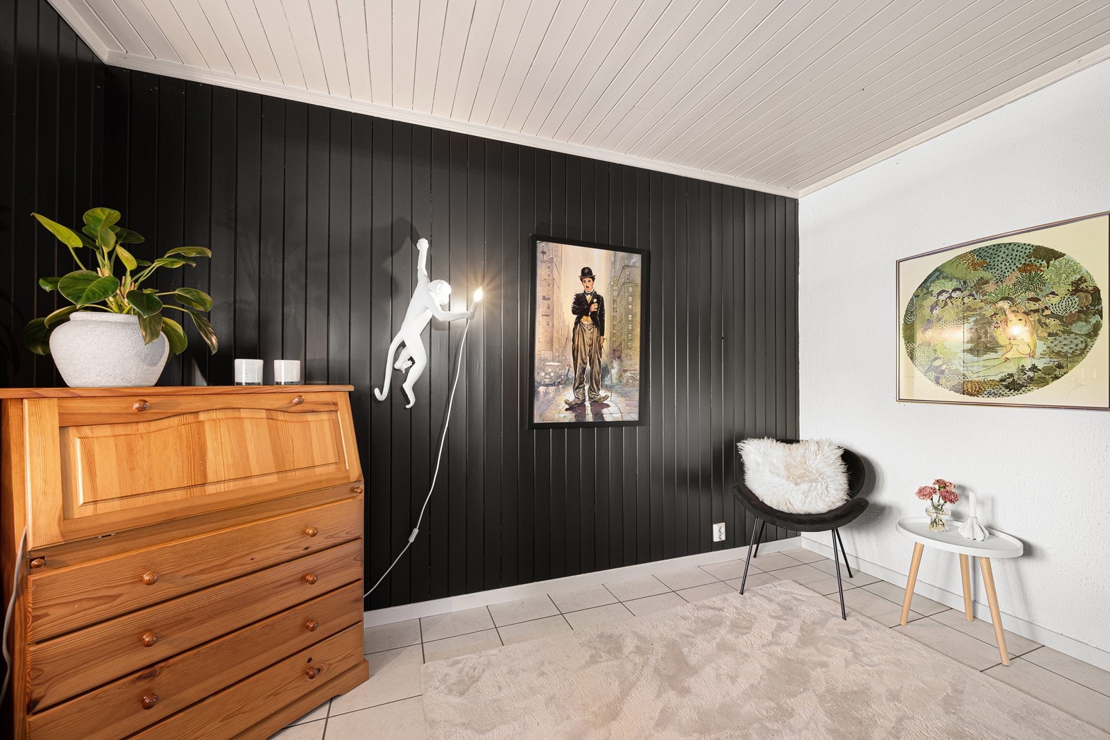 Praktisk rom i sokkeletasjen, i dag innredet som hjemmekontor. Galleribilde