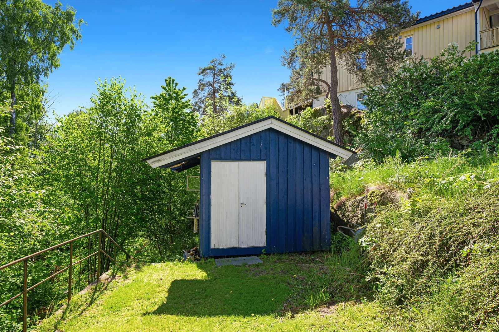På eiendommen er det også en frittliggende bod på ca. 17 m² for ekstra lagring. Galleribilde