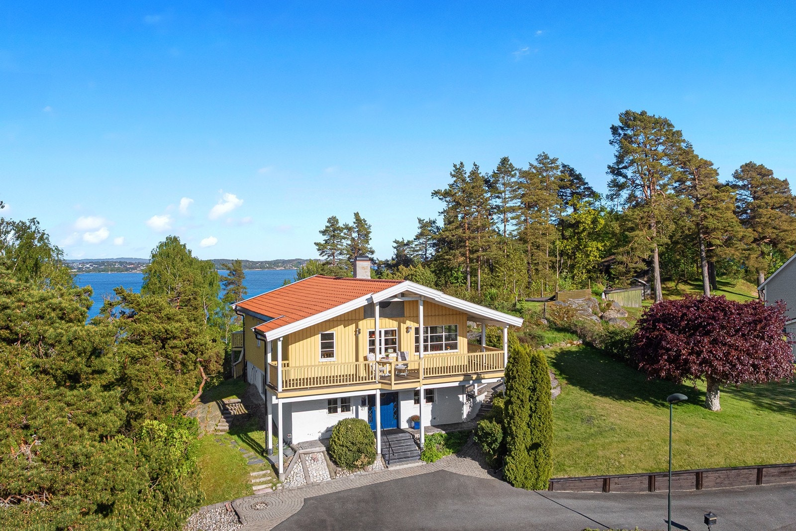 Meget spennende tomt. Stor asfaltert gårdsplass. Galleribilde