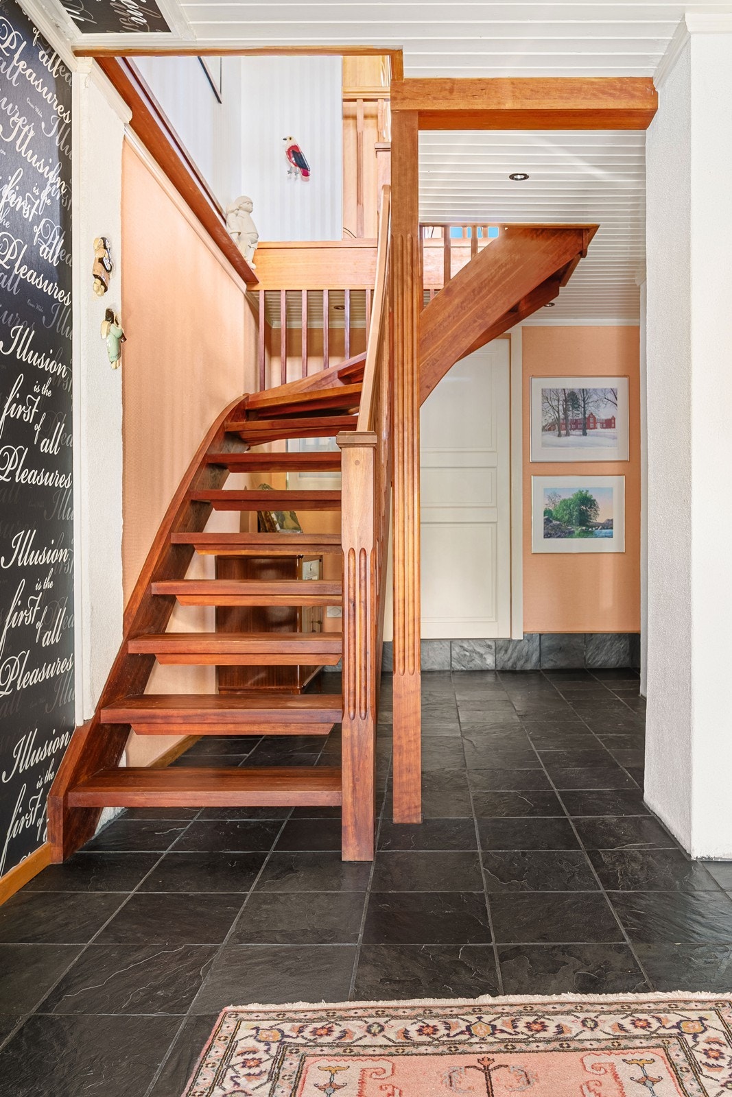 Tretrappen binder de to etasjene sammen på en elegant måte. Galleribilde