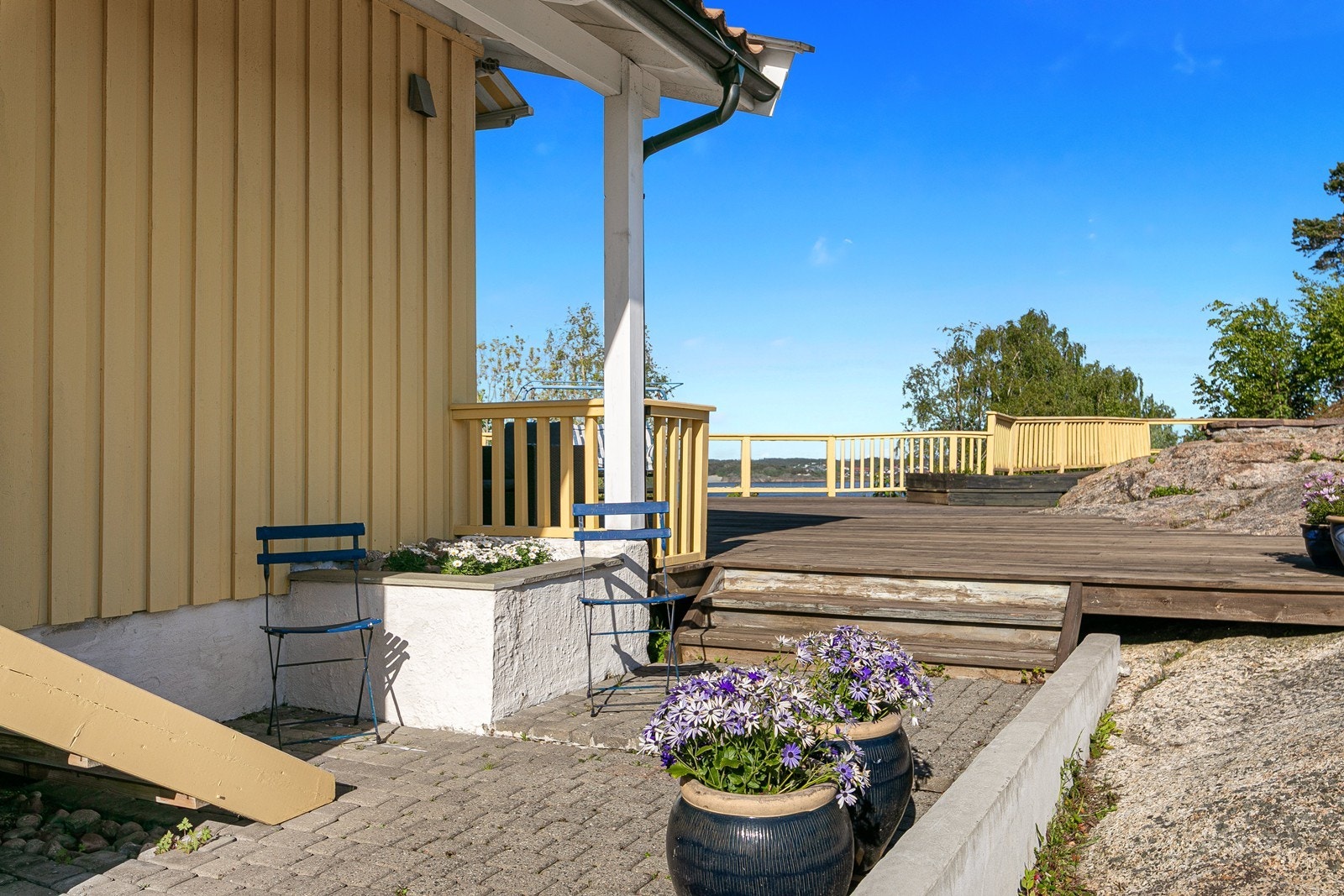 Flere uteplasser gir gode muligheter for å nyte solen gjennom dagen. Galleribilde