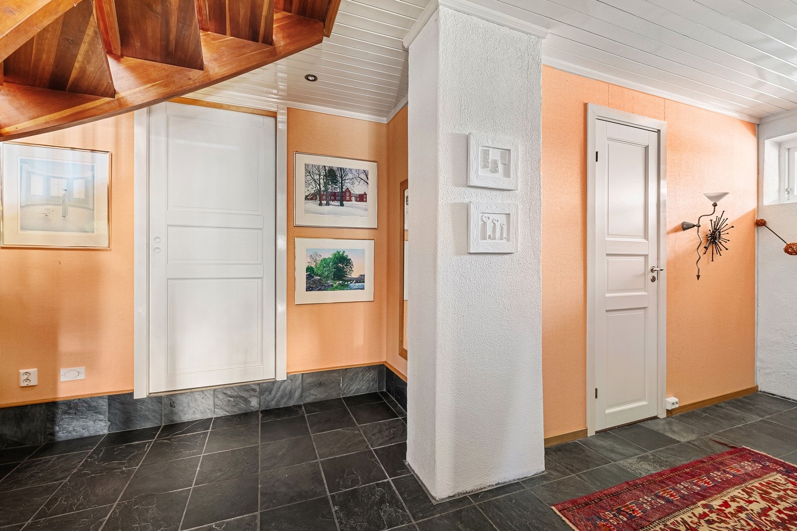Fra hallen er det tilgang til etasjens øvrige rom, inkludert en tretrapp fra 2001 som leder opp. Galleribilde