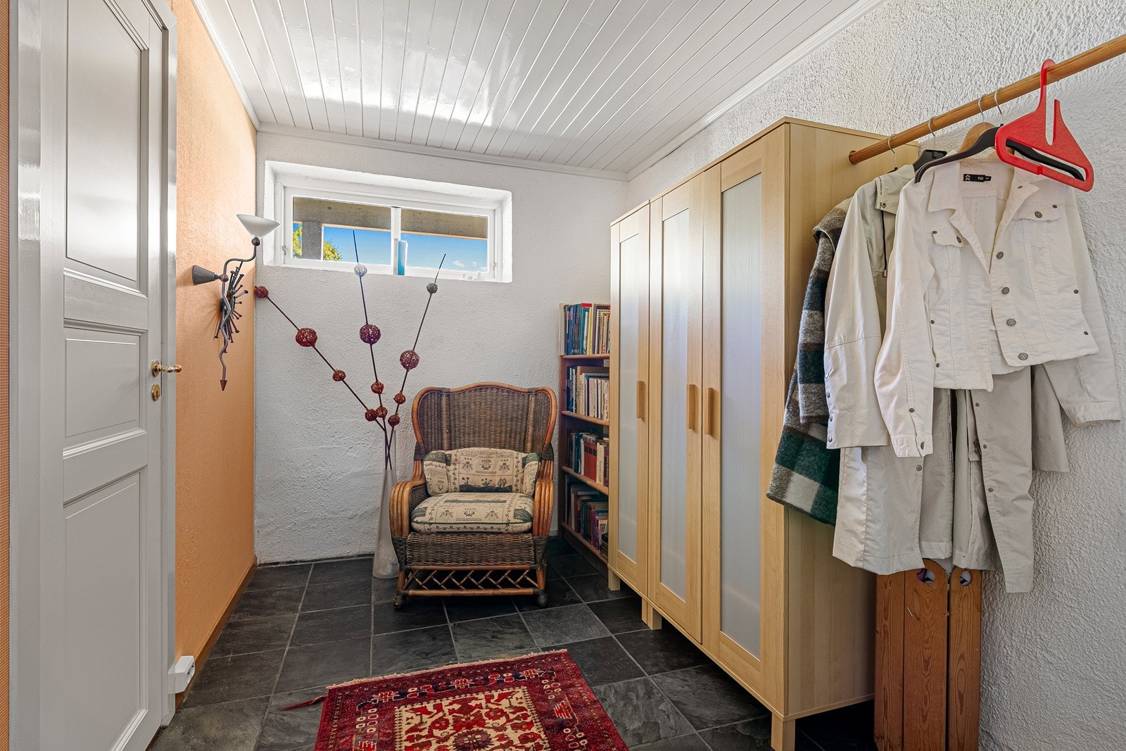 Hallen i sokkeletasjen har god plass til oppbevaring av yttertøy og sko. Galleribilde