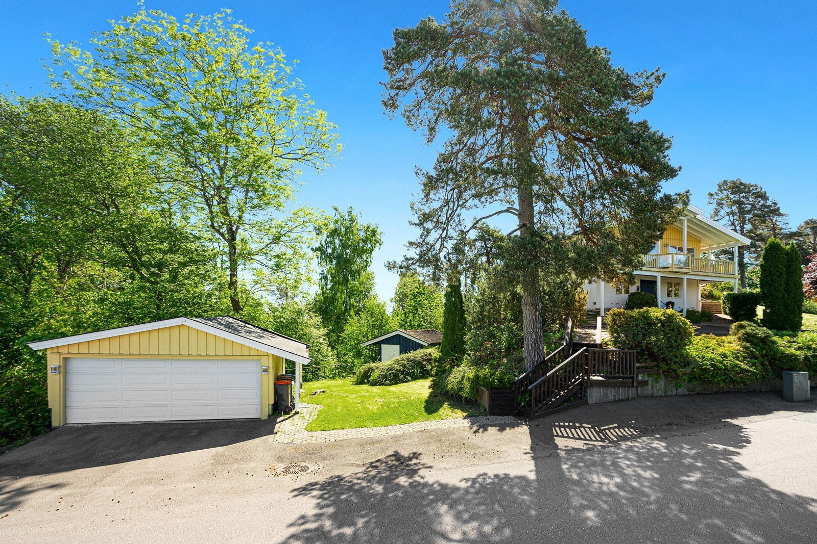 Romslig garasje på ca. 33 m² med dobbel stålport og elektrisk åpner. Galleribilde
