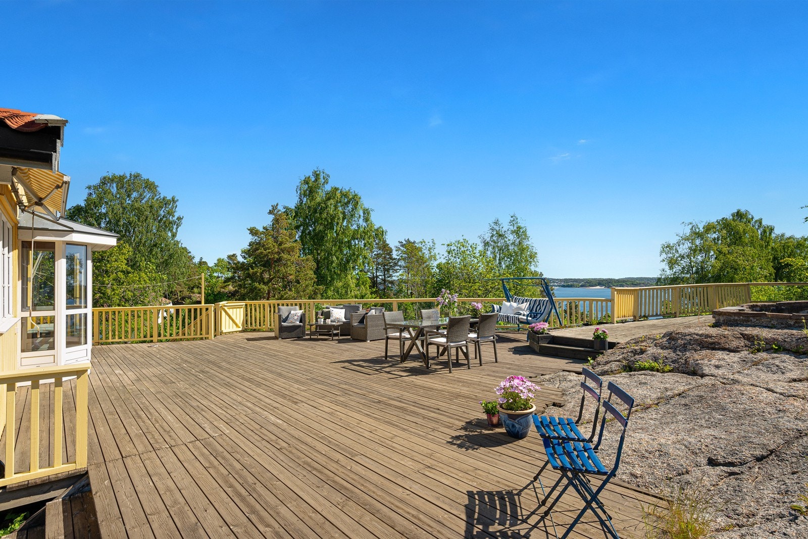 Enebolig på en høytliggende utsiktstomt. Boligen ble vesentlig oppgradert i 2001, og har en terrasse på rundt 110 m². Galleribilde