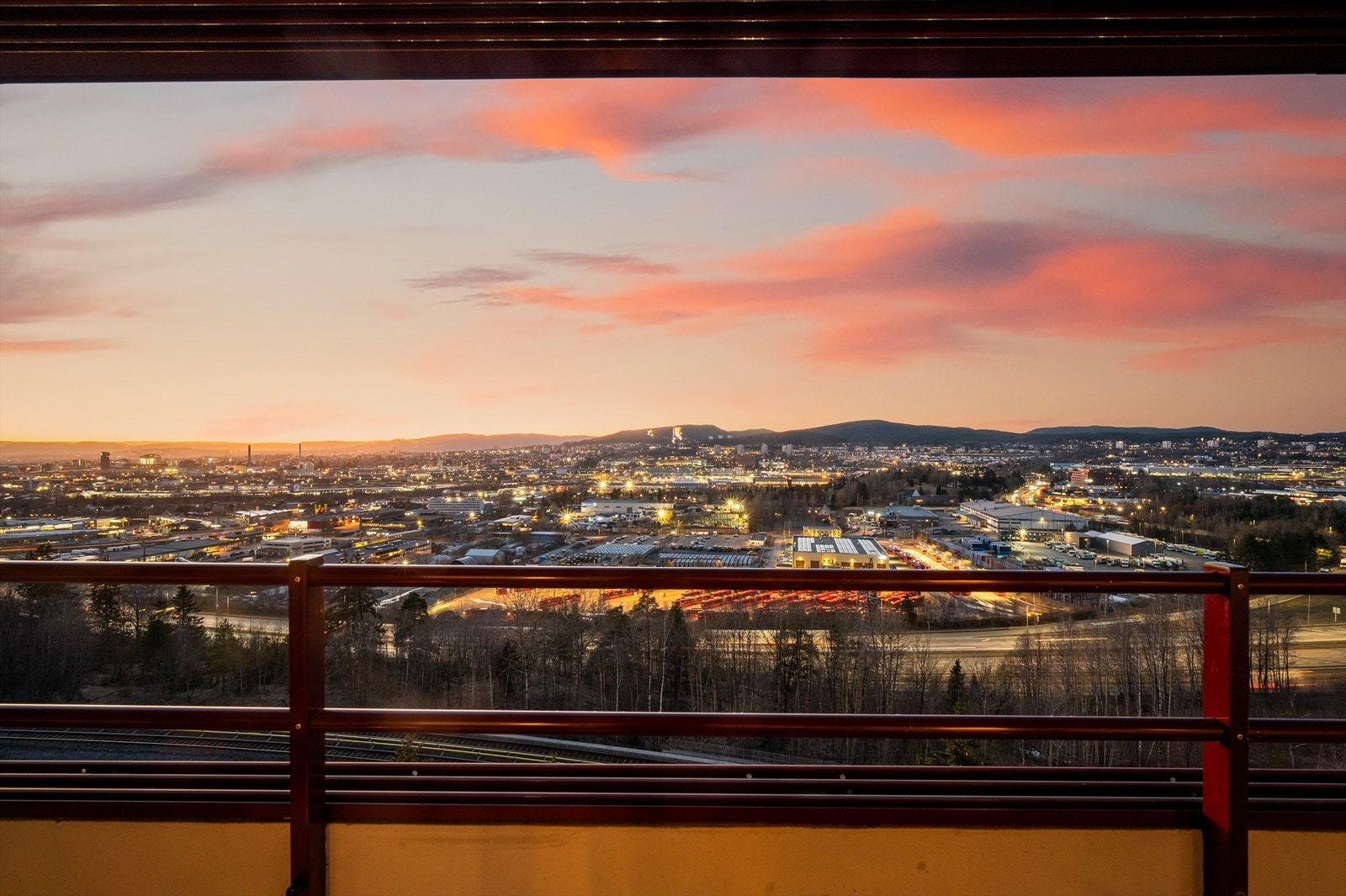 Balkongen vender mot nordvest, og her kan man nyte idylliske solnedganger. Galleribilde