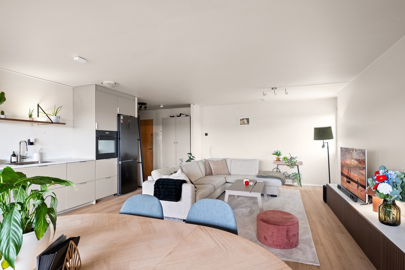 Det er god plass til å innrede stuen med stor sofagruppe, spiseplass, sofabord, TV og annet ønsket møblement. Galleribilde