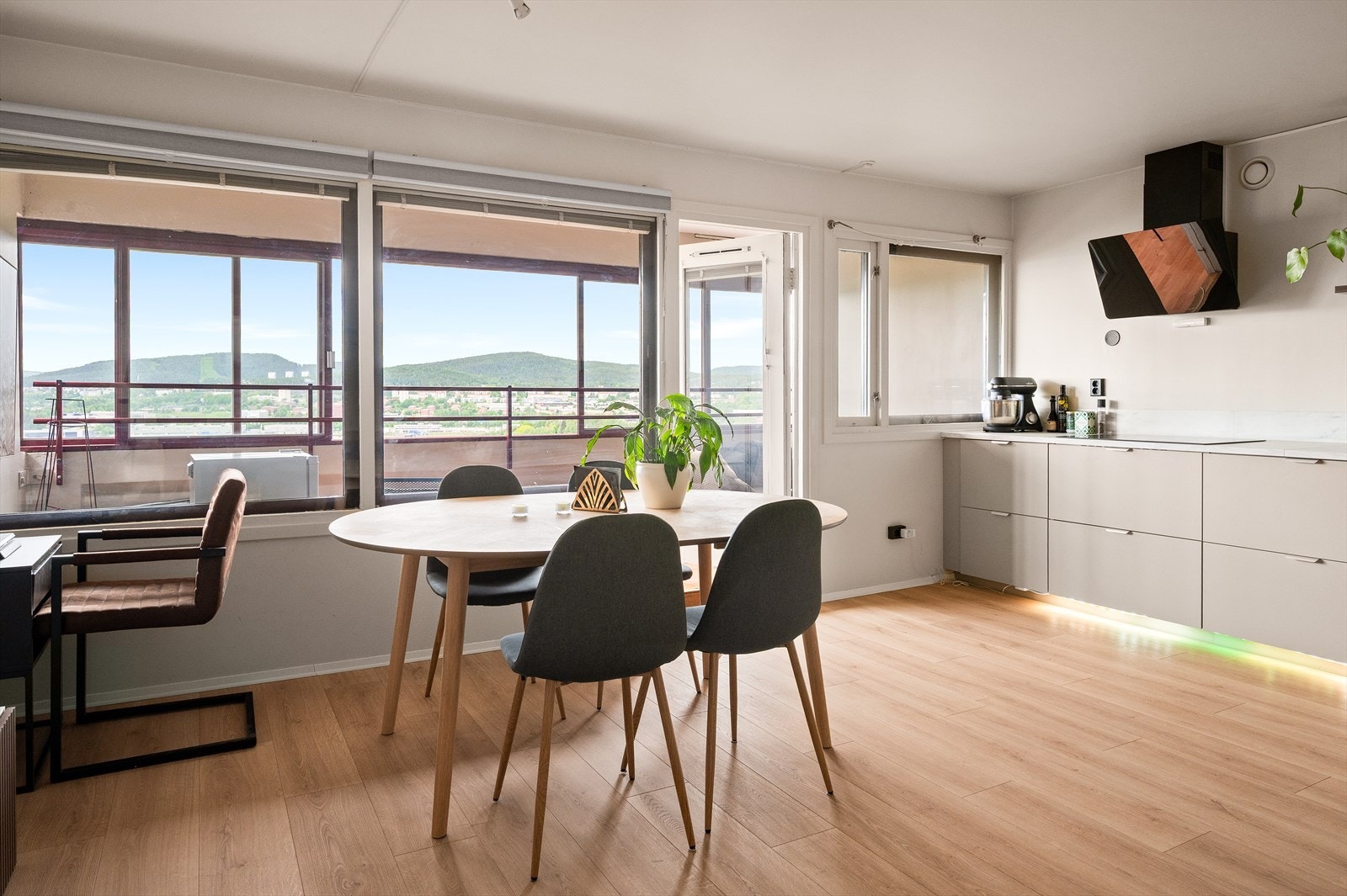 Spiseplassen har sin naturlige plass i hjørnet av stuen. Arealet er stort nok til å kunne innrede med langbord om ønskelig. Galleribilde