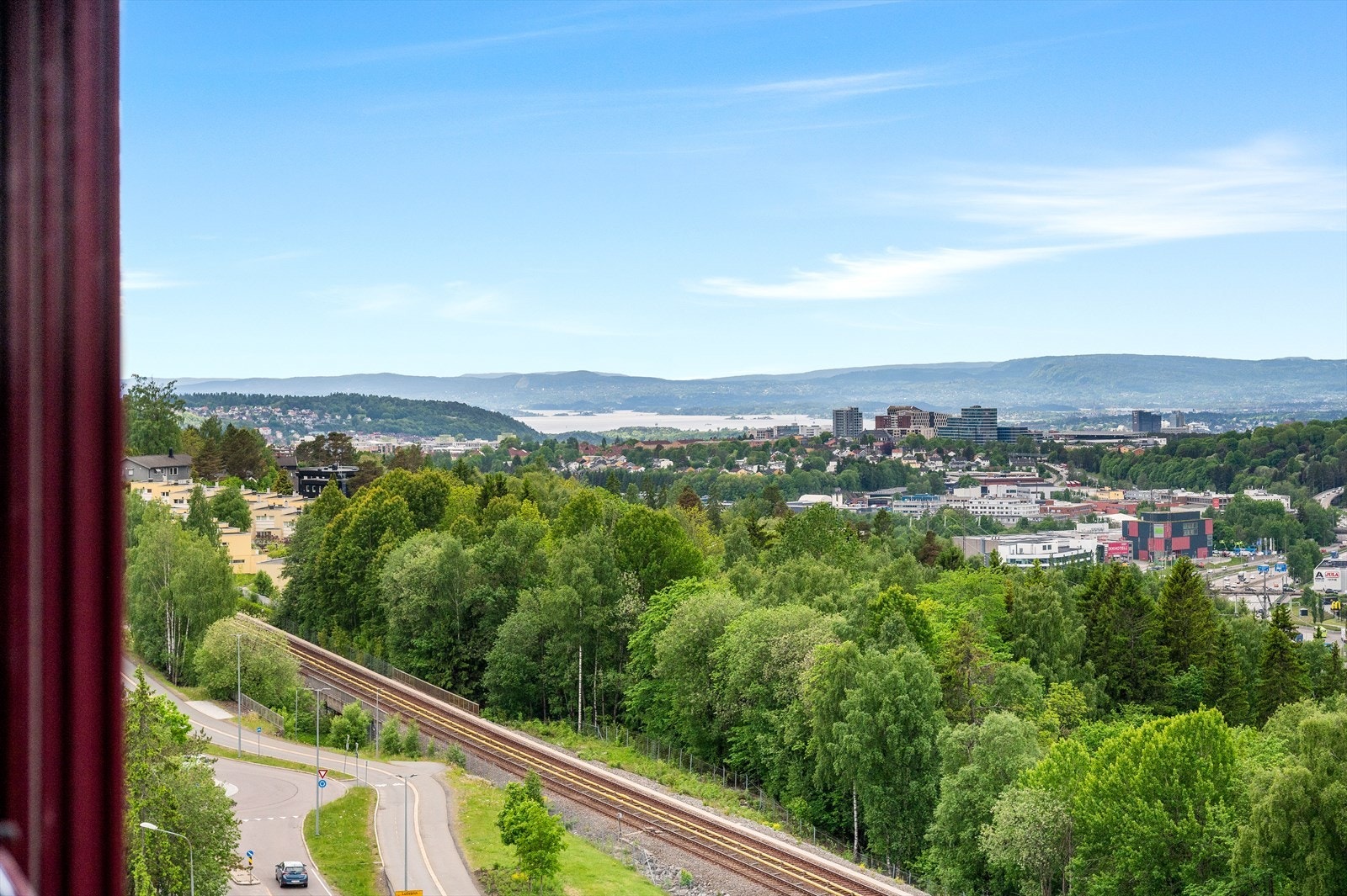 Her får kjøper gleden av meget gode solforhold og fantastisk utsikt som strekker seg mot Oslofjorden. Galleribilde
