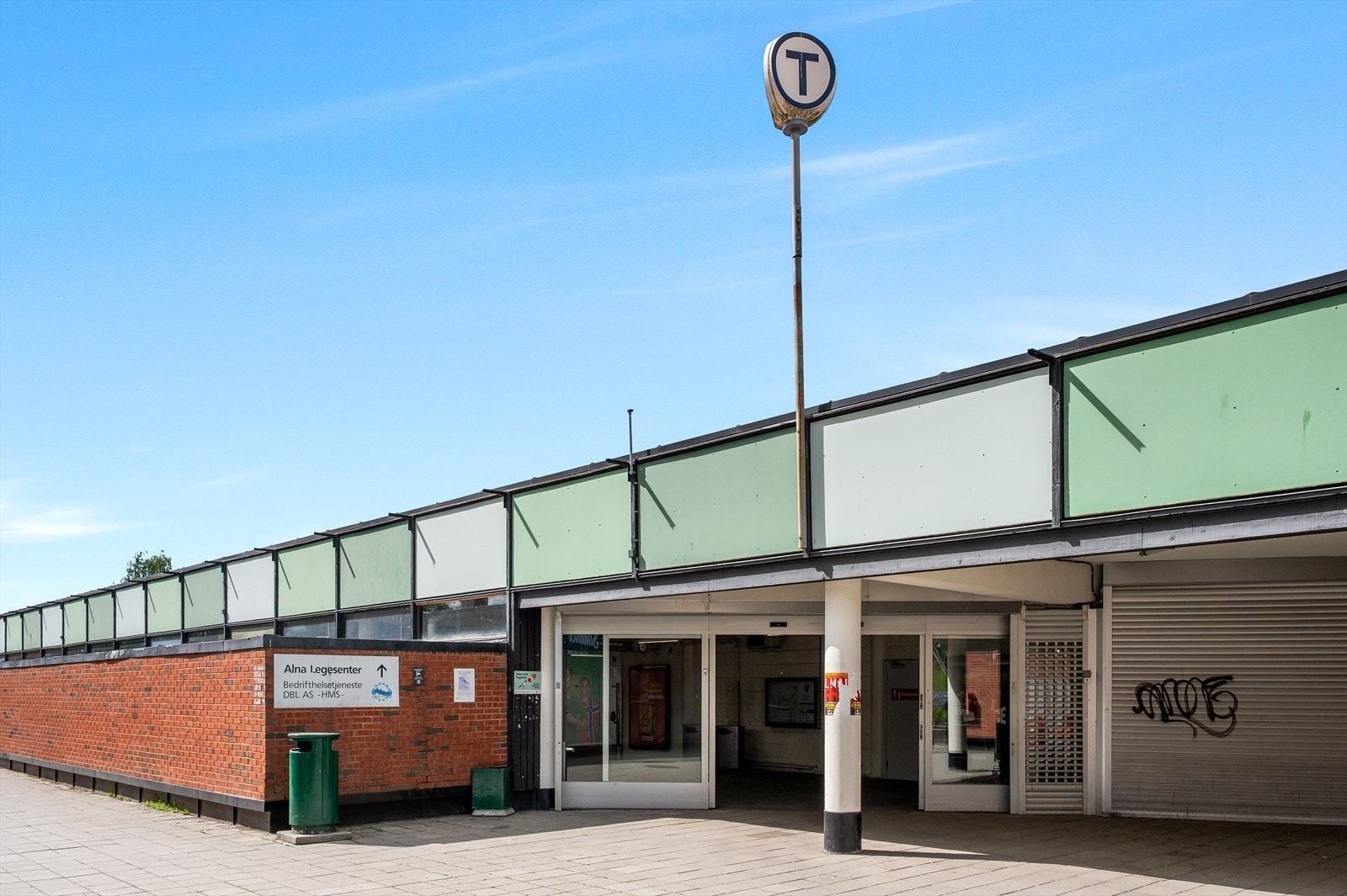 Rett ved leiligheten har man Trosterud t-bane stasjon hvor man kan ta t-banen som tar deg til Jernbanetorget på ca. 20 min. Galleribilde
