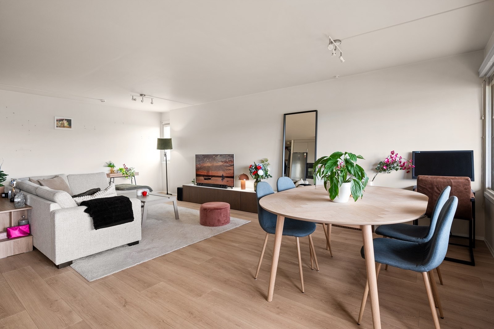 Lys og innbydende stue med god plass til å møblere stuen i naturlige soner. Galleribilde