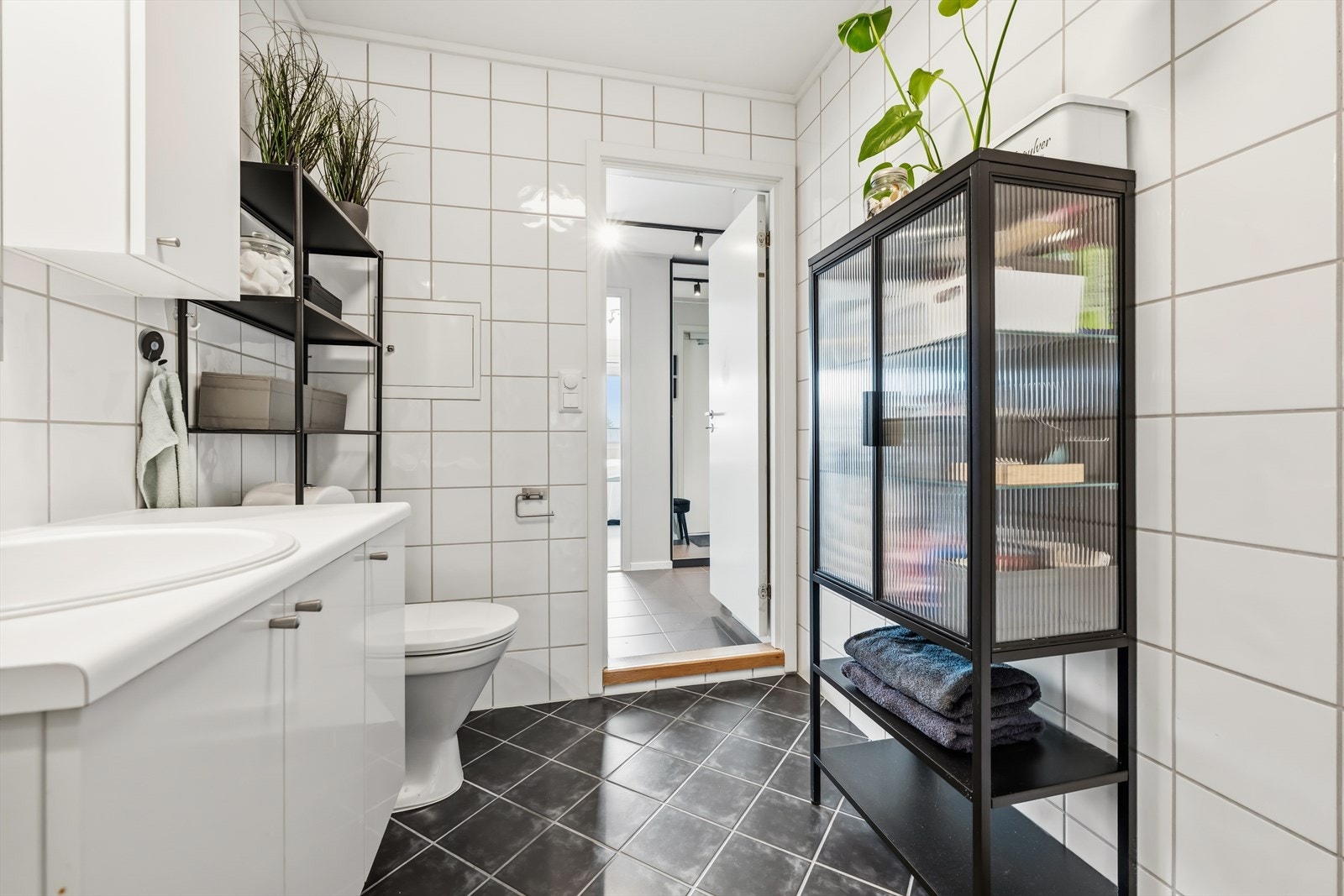Badet er utstyrt med dusjhjørne, toalett og servantinnredning. Rommet har mekanisk avtrekk. Galleribilde