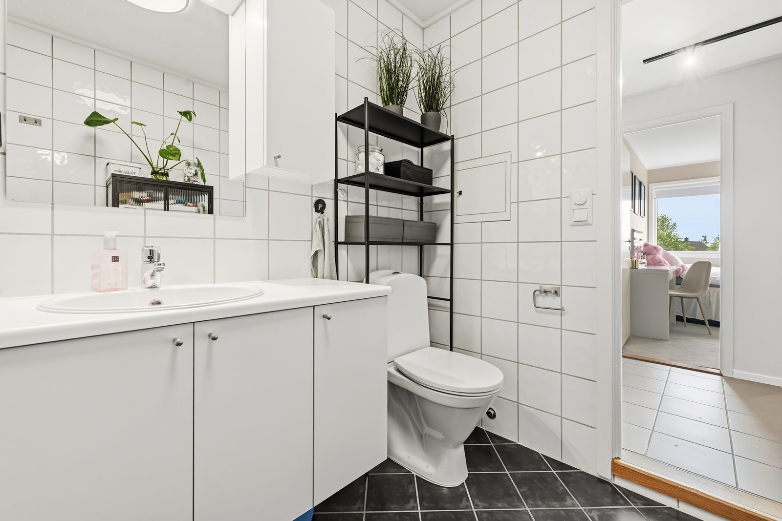 Servantinnredning med underskap gir praktisk oppbevaring på badet. Galleribilde