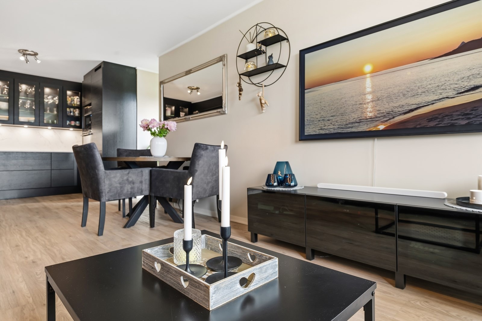 Den åpne stue- og kjøkkenløsningen gir en sosial og luftig atmosfære, med plass til både spisebord og sofagruppe. Galleribilde