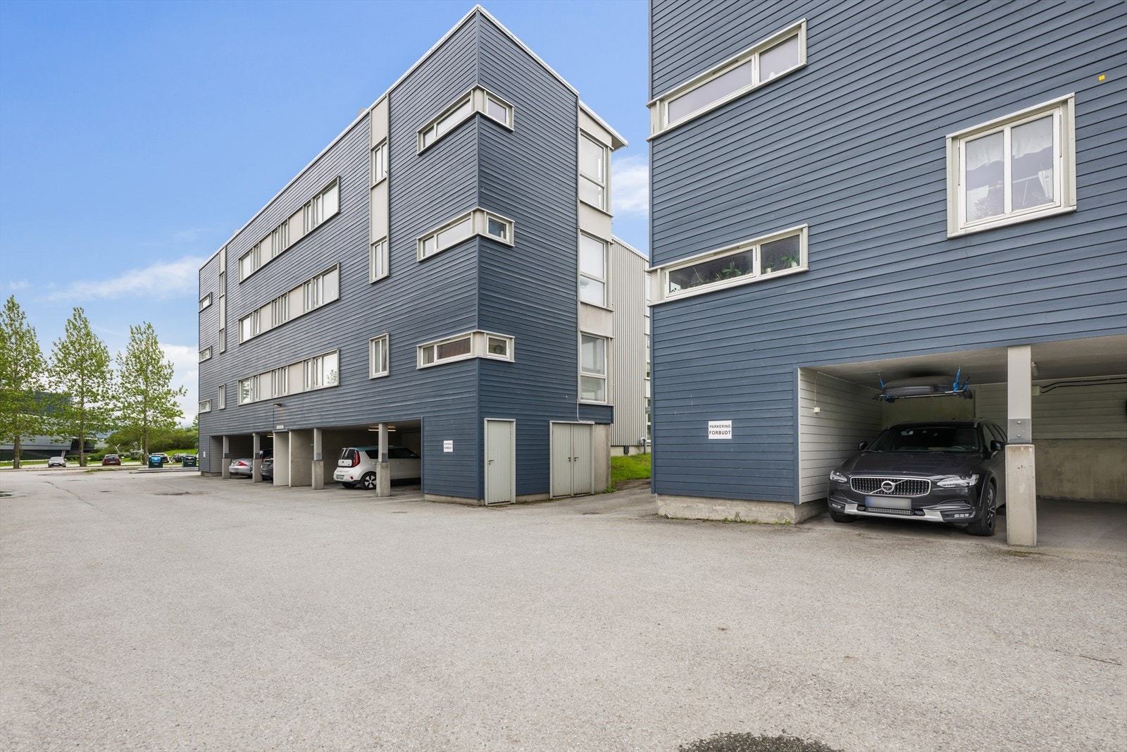 Til leiligheten hører en fast parkeringsplass i carport, hvor det er klargjort for elbillader. En ekstern bod på ca. 3 m² medfølger også. Galleribilde