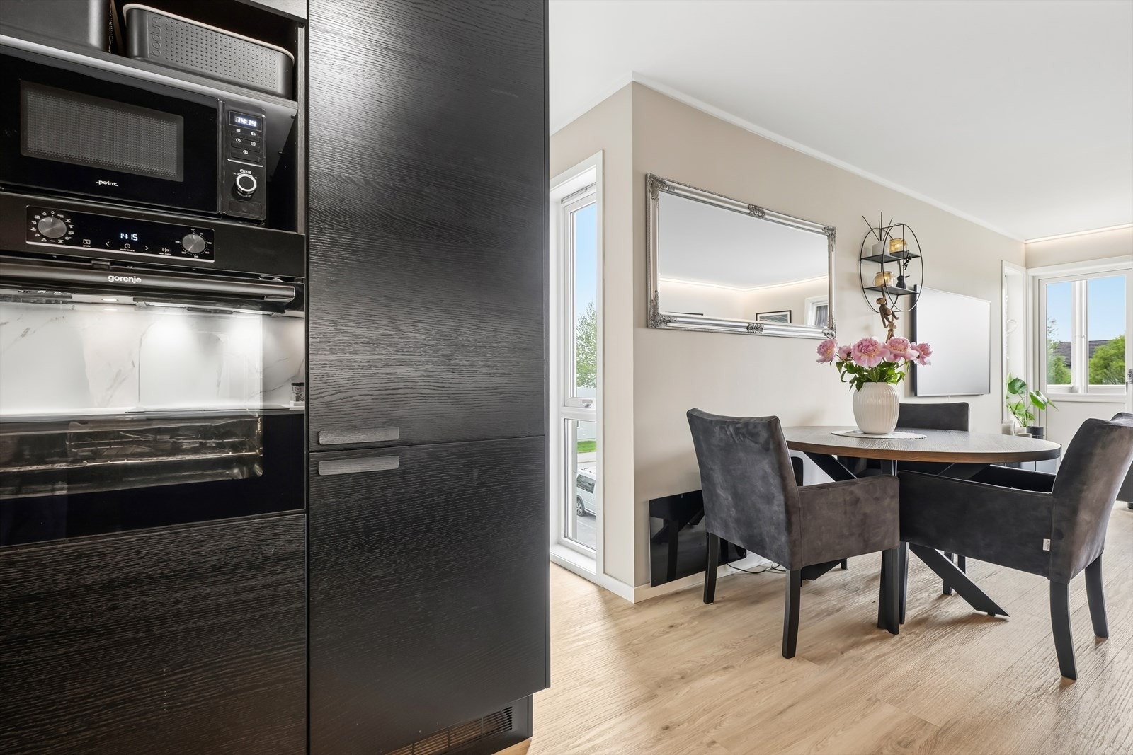 Kjøkkenet er fullt utstyrt med integrert komfyr, koketopp, oppvaskmaskin og kjøl/fryseskap. Galleribilde