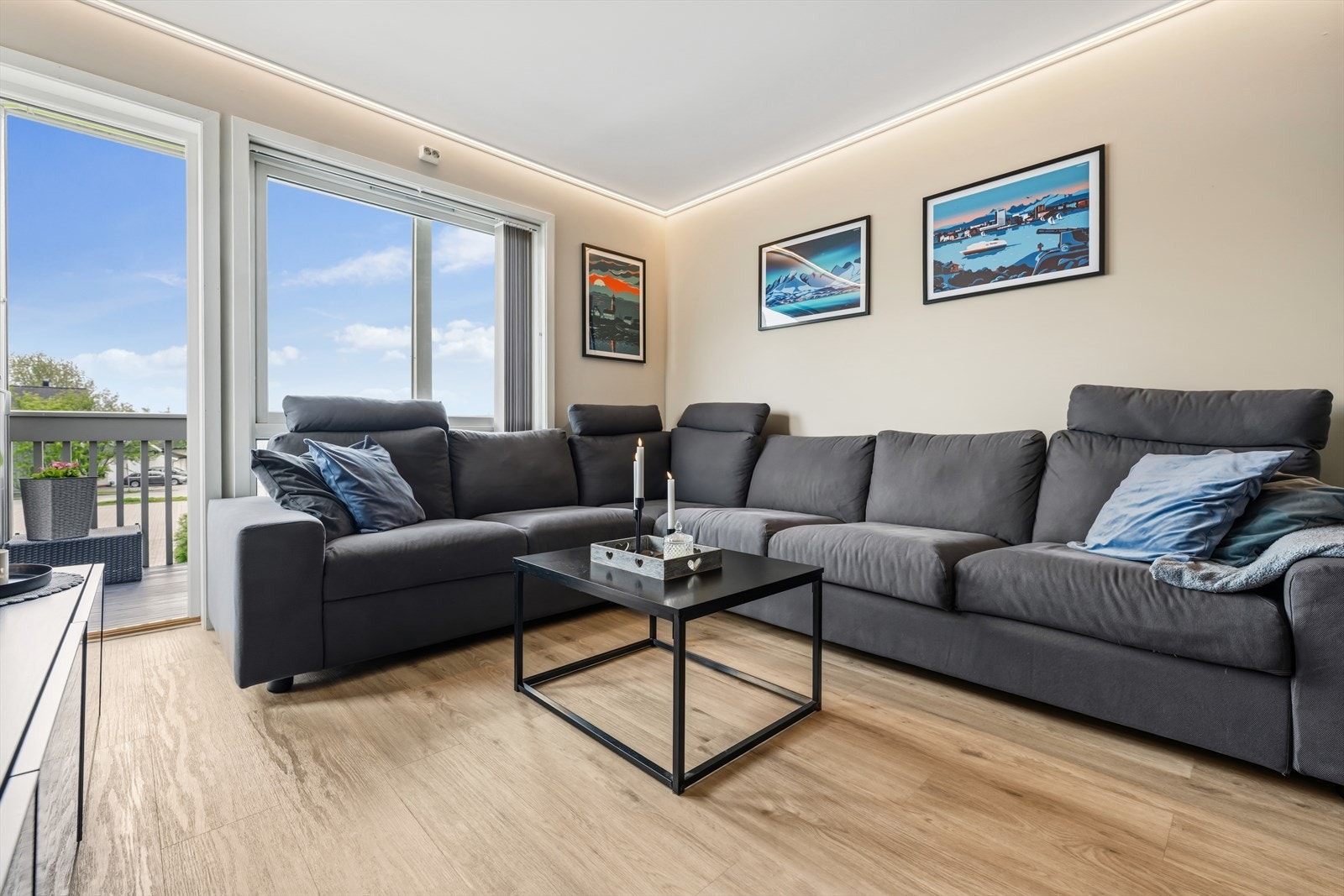 Fra stuen er det direkte utgang til balkongen. Galleribilde