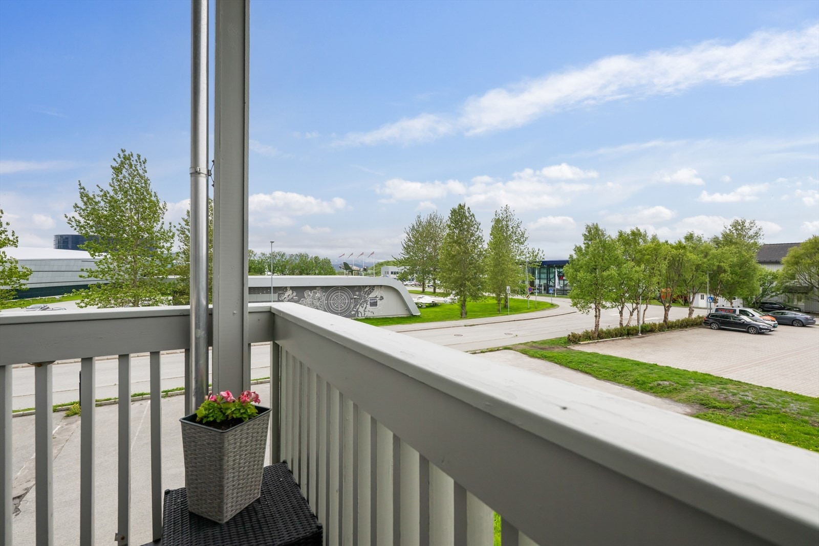 Balkongen på cirka 4 m² har plass til en sittegruppe. Her kan man nyte solrike sommerdager! Galleribilde