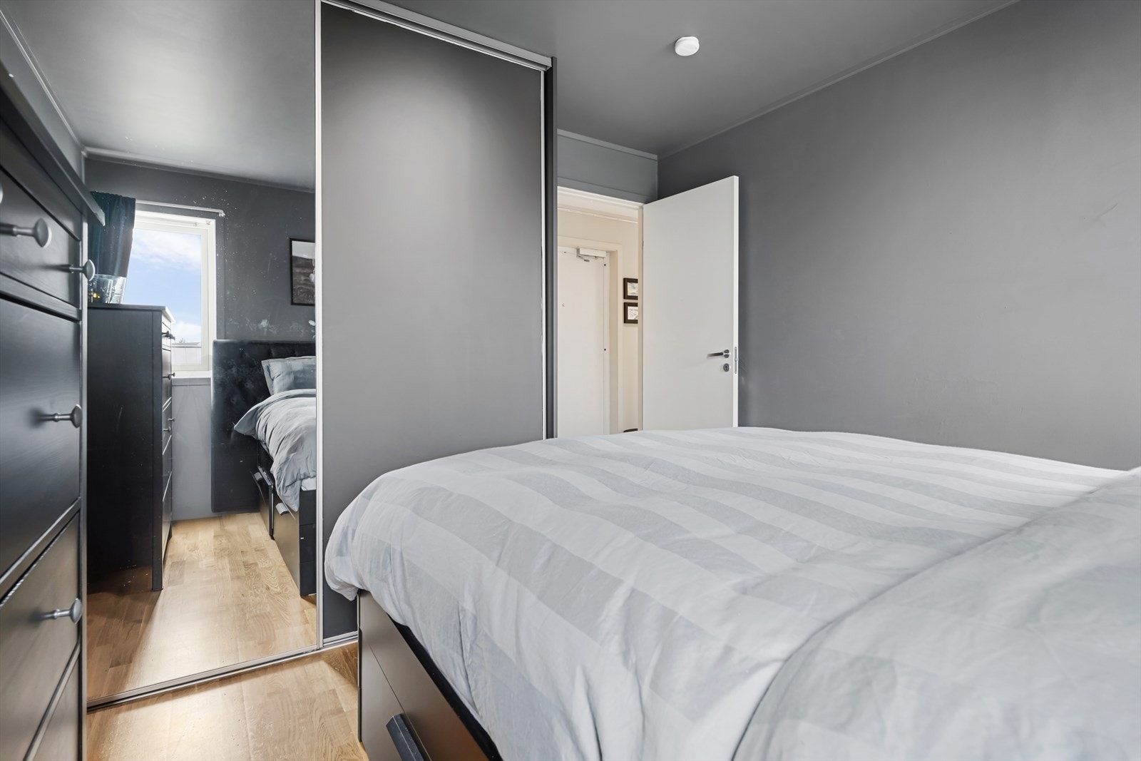 Skyvedørsgarderobe med speilfronter gir rikelig med oppbevaringsplass. Galleribilde