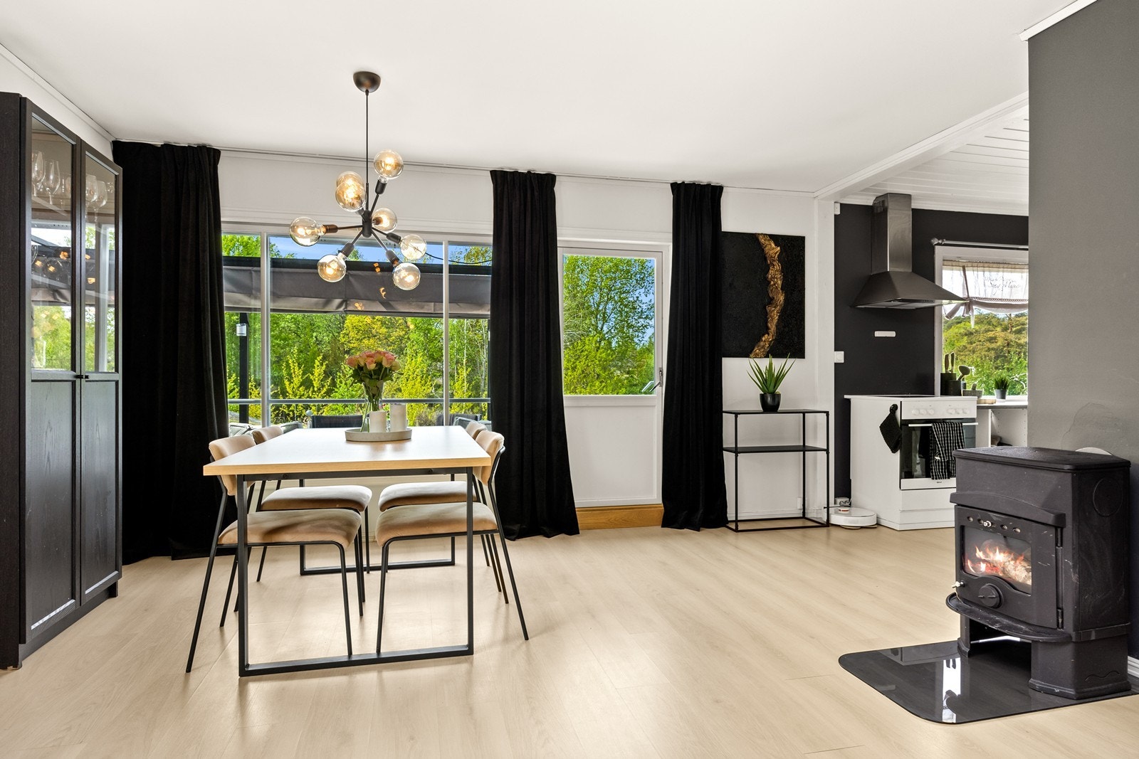 Det er også en deilig peis som varmer stuen og kjøkkenet Galleribilde