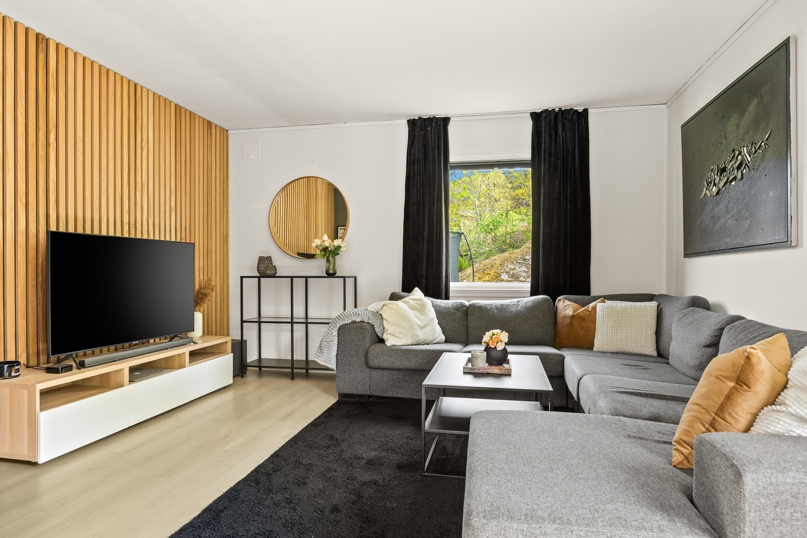 Lys og innbydende stue med god plass til sosiale sammenkomster. Galleribilde