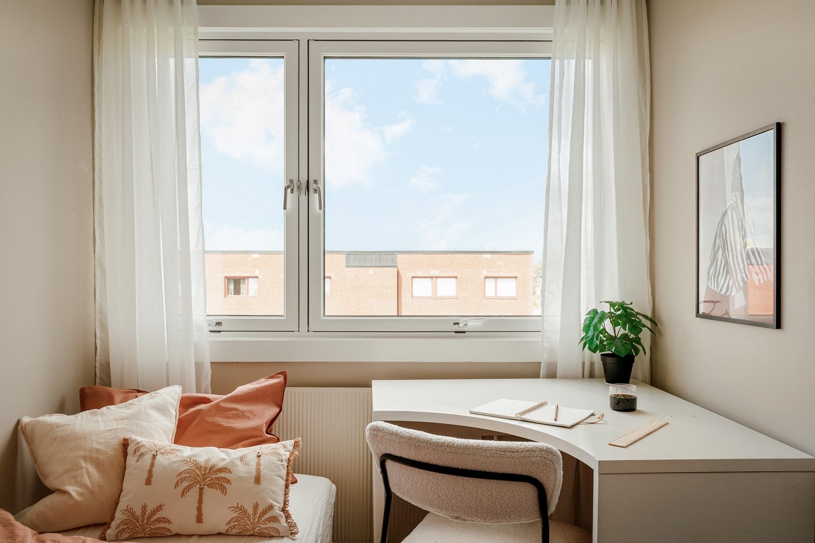 Fint soverom med god plass til seng, skrivebord og garderobe Galleribilde