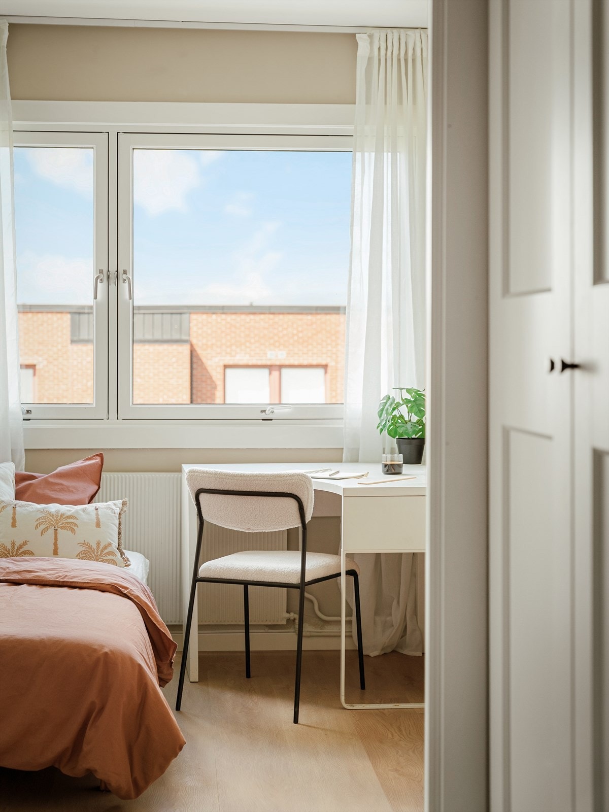 Rommet har store vindusflater som slipper inn godt med naturlig lys Galleribilde