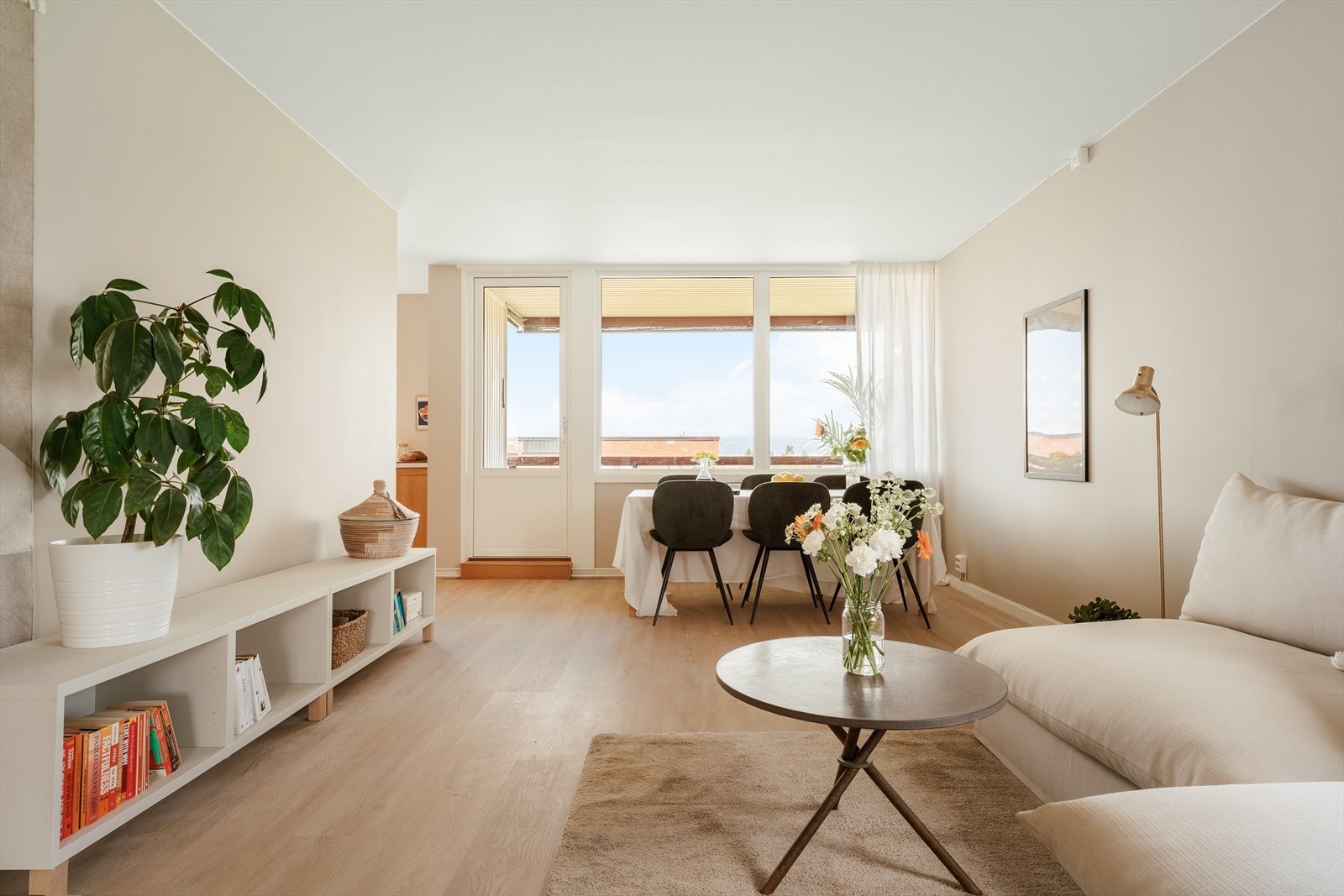 Stuen har gode naturlige soner for spiseplass og sofagruppe, som gjør stuen lett å innrede Galleribilde