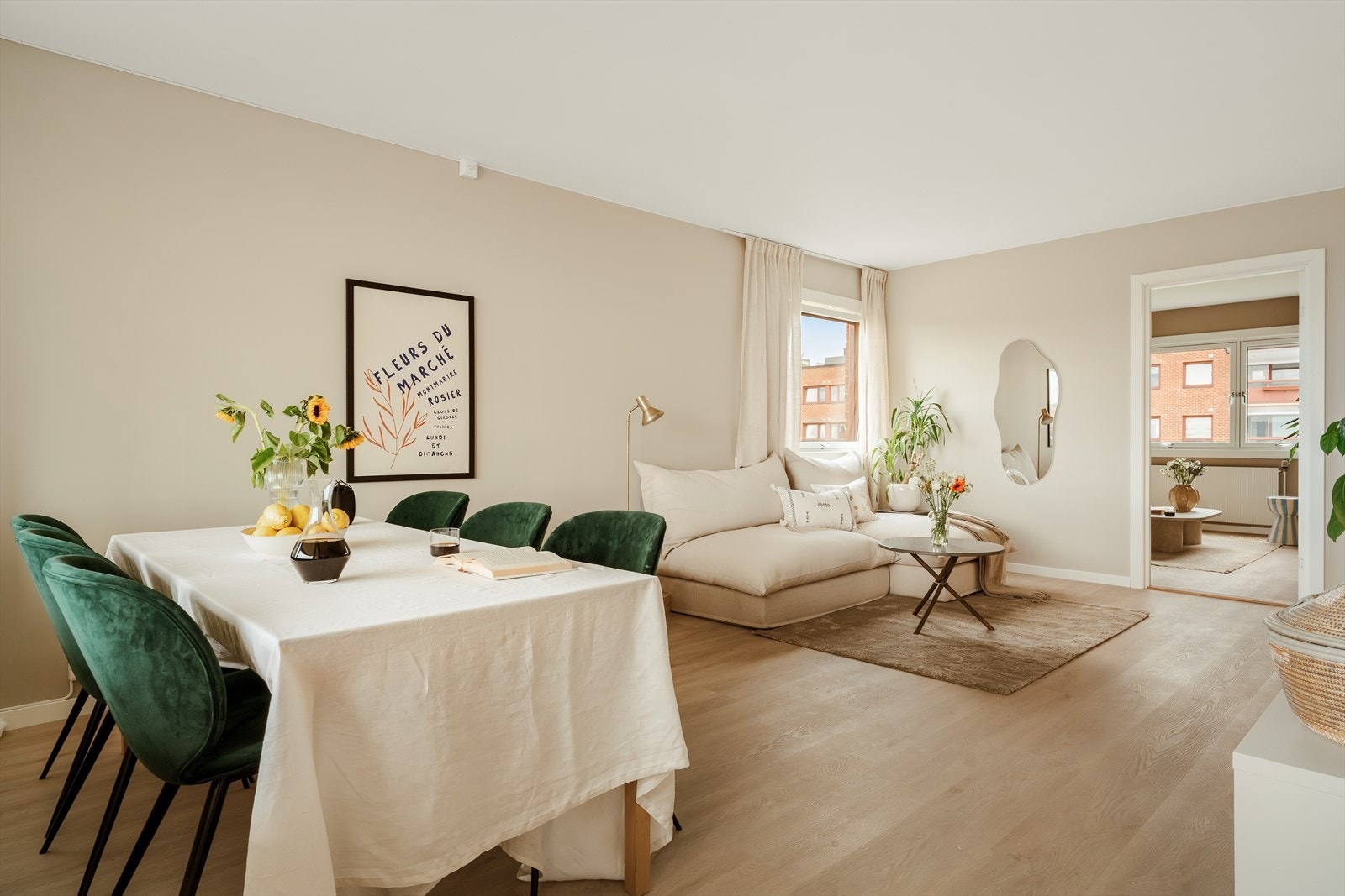 Leiligheten har vinduer i 3 retninger som skaper godt naturlig lysinnslipp Galleribilde