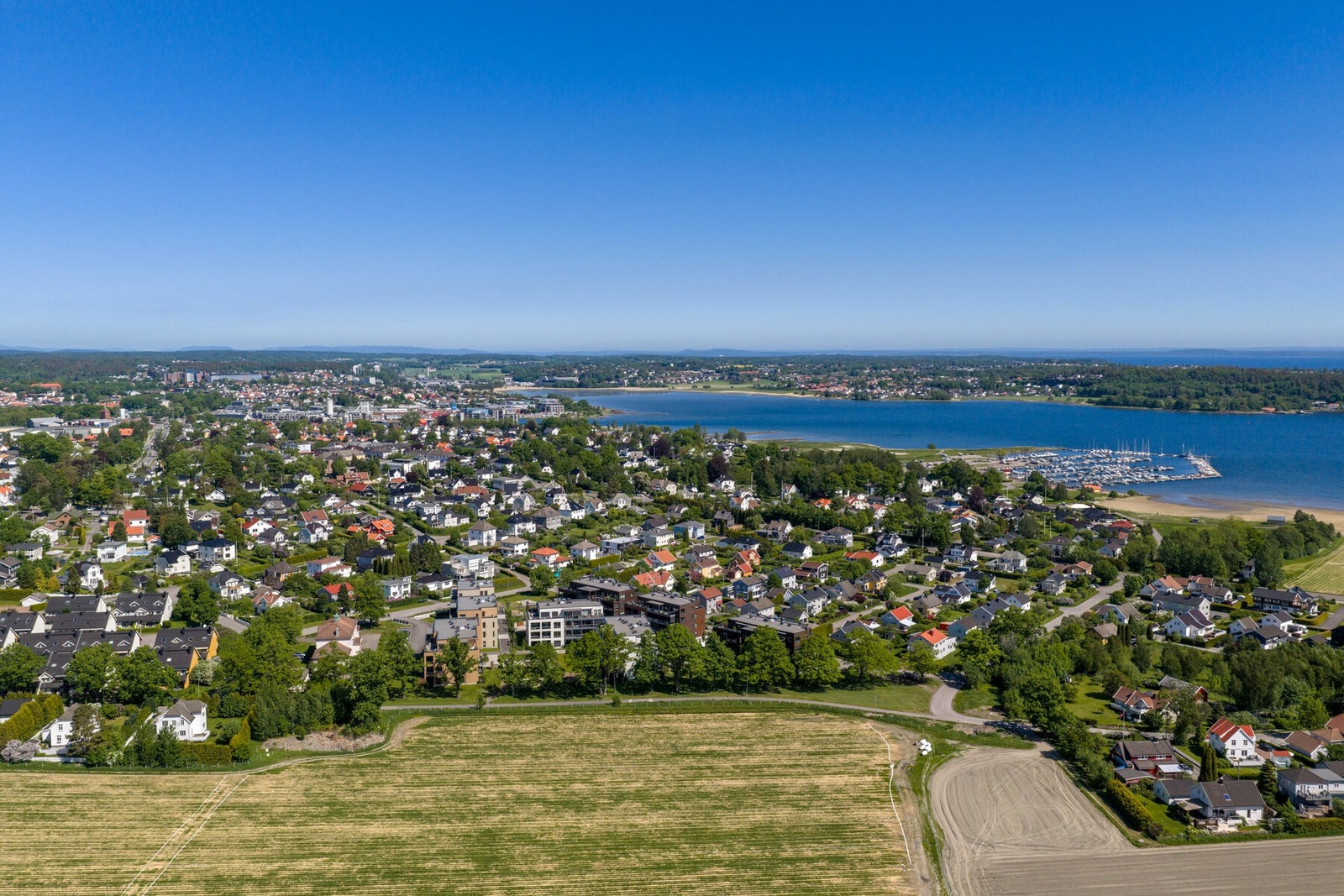 Kort gangavstand til Teie sentrum med butikker og servicetilbud. Galleribilde