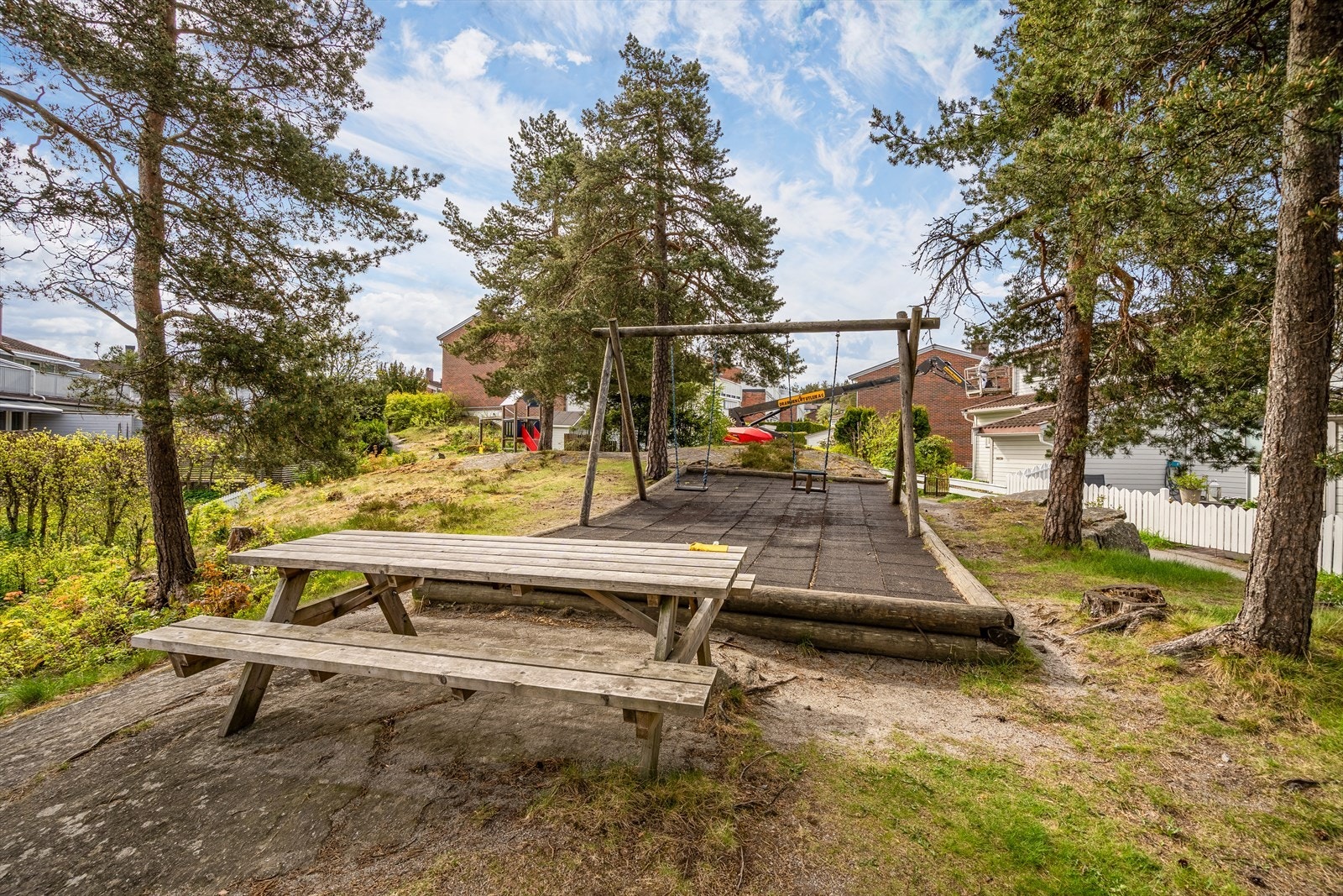 Borettslaget har fine fellesarealer med sittegrupper og lekeapparater. Galleribilde