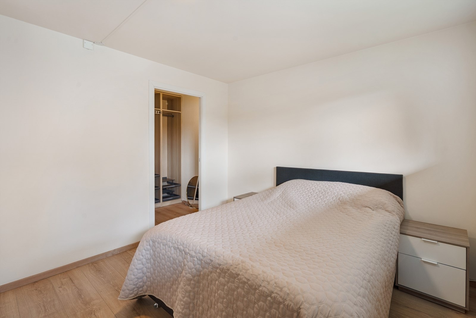 Hovedsoverommet i første etasje har direkte tilgang til et romslig walk-in closet. Galleribilde