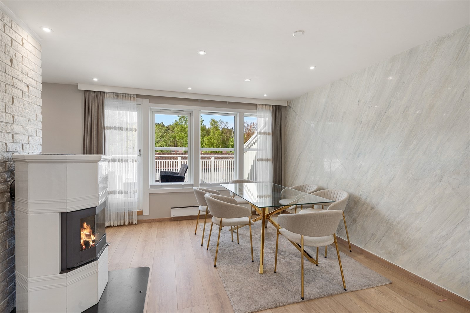 Ved spisestuen er det utgang til verandaen. Galleribilde