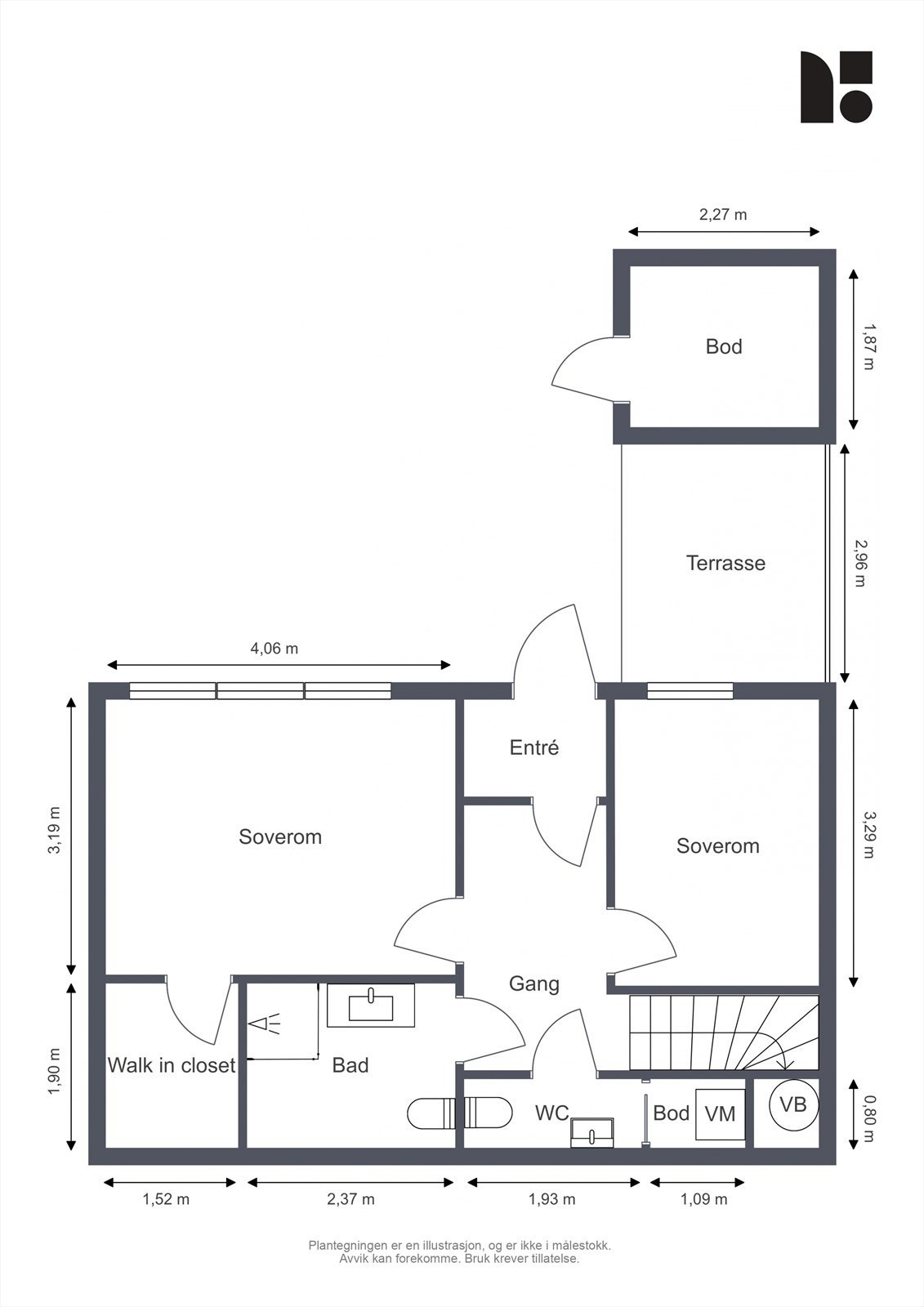 Første etasje har en funksjonell planløsning med to soverom, bad, separat toalettrom og et praktisk walk-in closet. Galleribilde