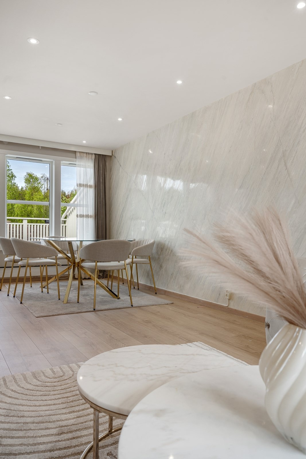 Fra stuen er det utgang til verandaen, som utvider oppholdsarealet på sommeren. Galleribilde