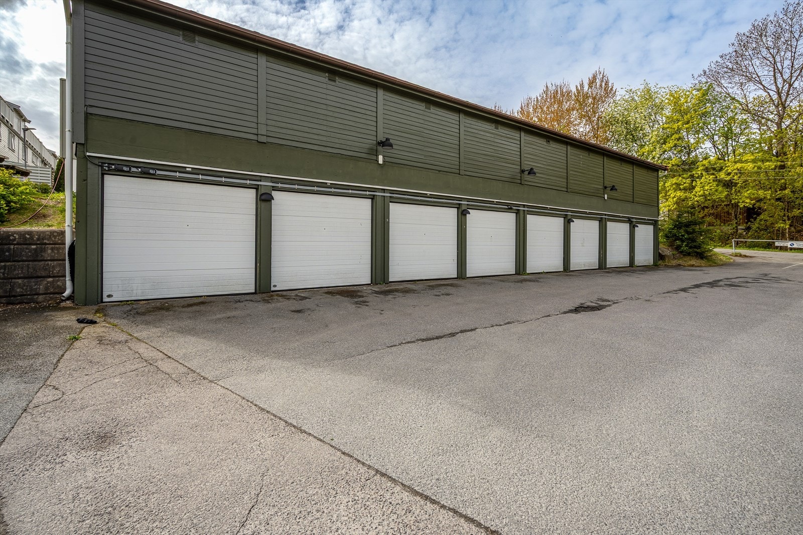 Boligen disponerer en fast parkeringsplass i en felles garasjerekke. Galleribilde