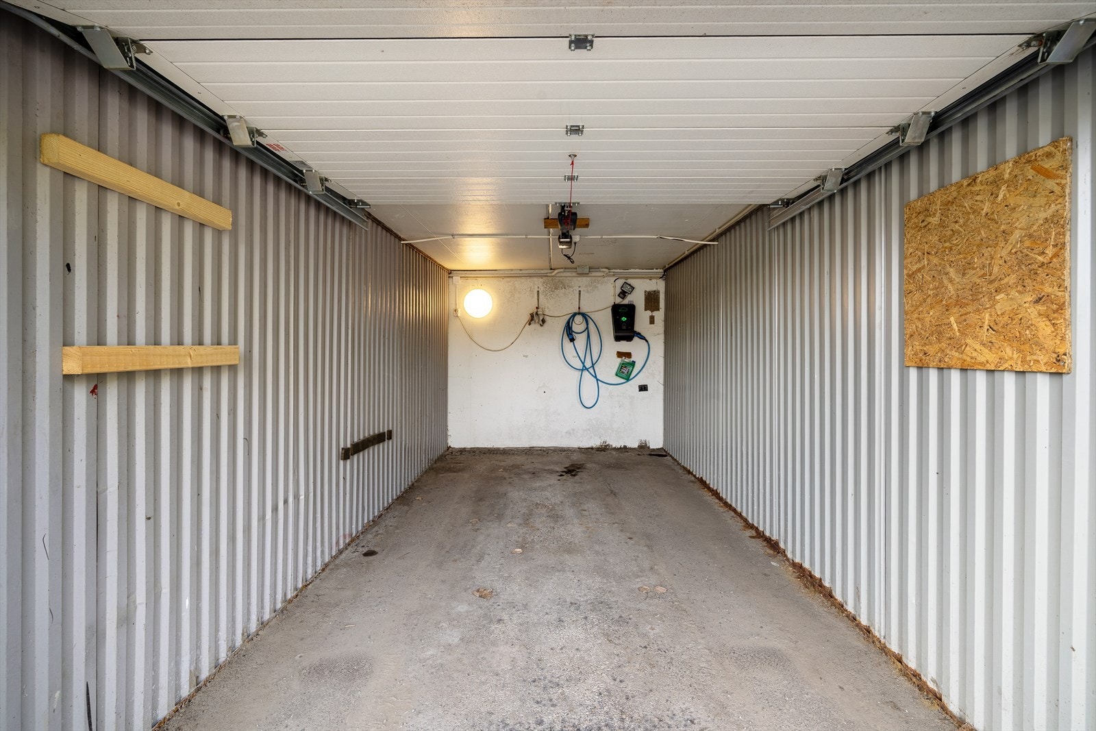 Garasjeplassen er klargjort for elbil med montert lader. Galleribilde