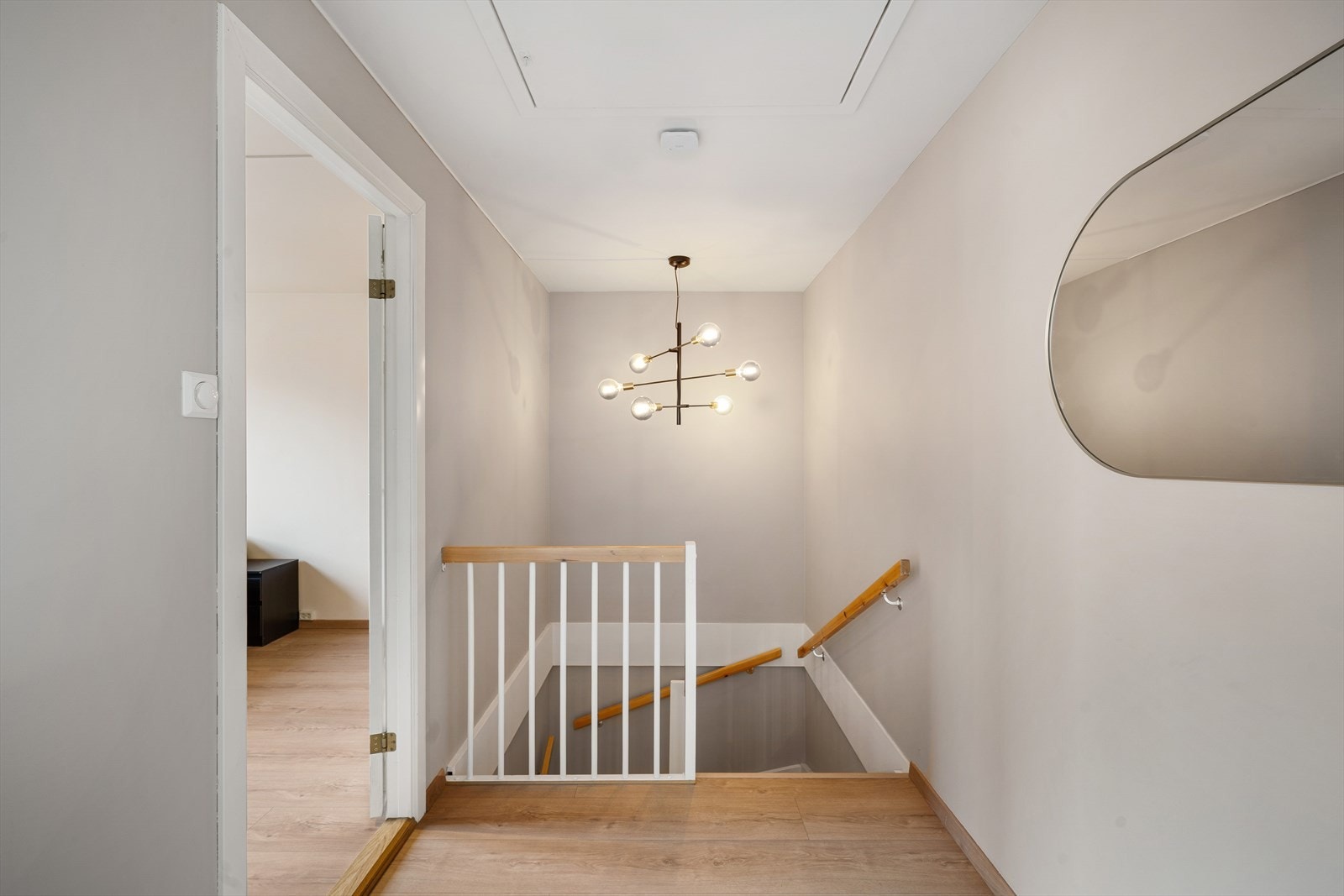 Trappegangen i andre etasje har adkomst til kaldtloft via loftsluke. Galleribilde