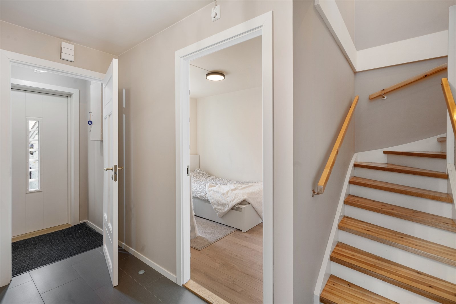 Fra gangen i første etasje er det adkomst til etasjens rom og trapp opp til andre etasje. Galleribilde