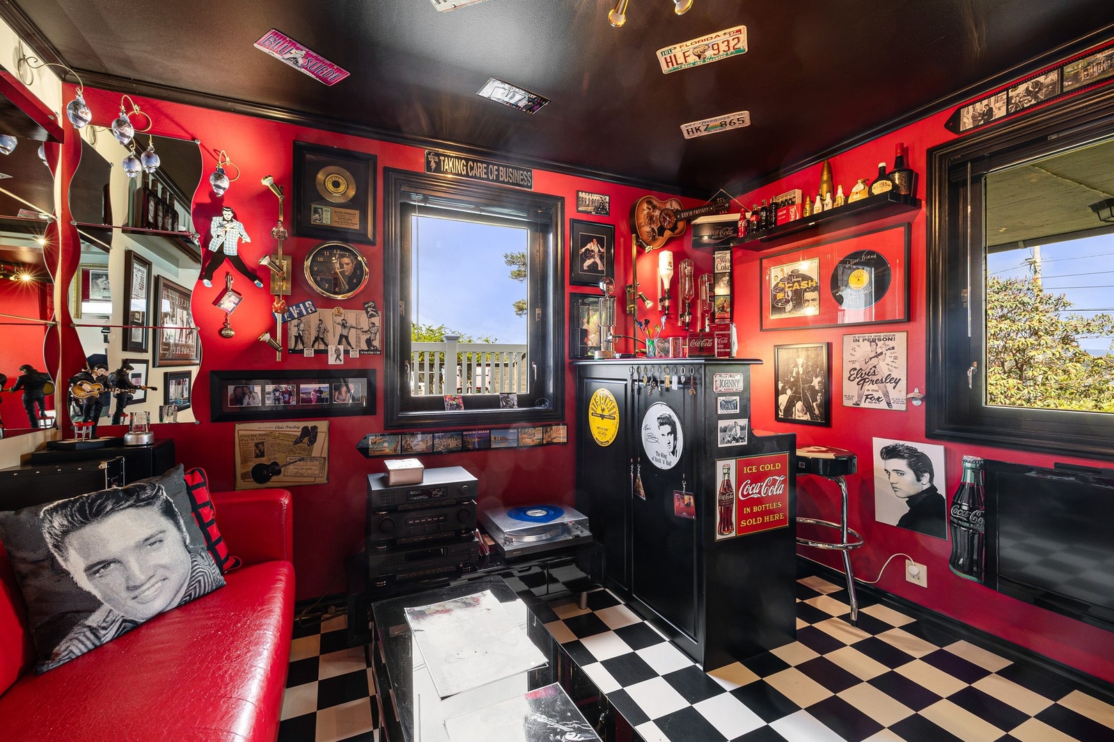 All løsøre og tilbehør på "elvis-rommet" medfølger ikke handelen Galleribilde